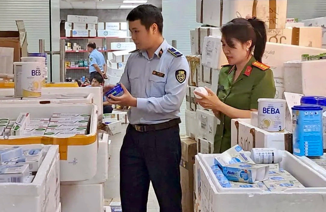 Chống hàng giả: Bắt hàng nghìn hộp sữa, mỹ phẩm nhập lậu, túi xách giả mạo - Ảnh 1.