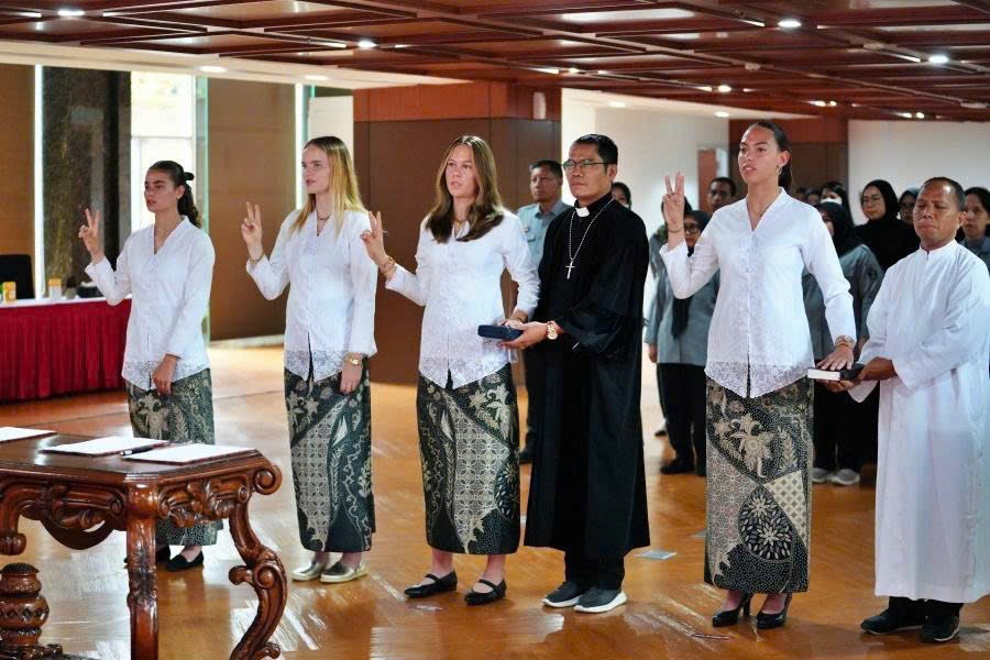 Đến lượt Huỳnh Như và đội tuyển nữ ‘bé xíu’ đấu dàn sao nhập tịch Indonesia cao lồng lộng Đến lượt Huỳnh Như và đội tuyển nữ ‘bé xíu’ đấu dàn sao nhập tịch Indonesia cao lồng lộng