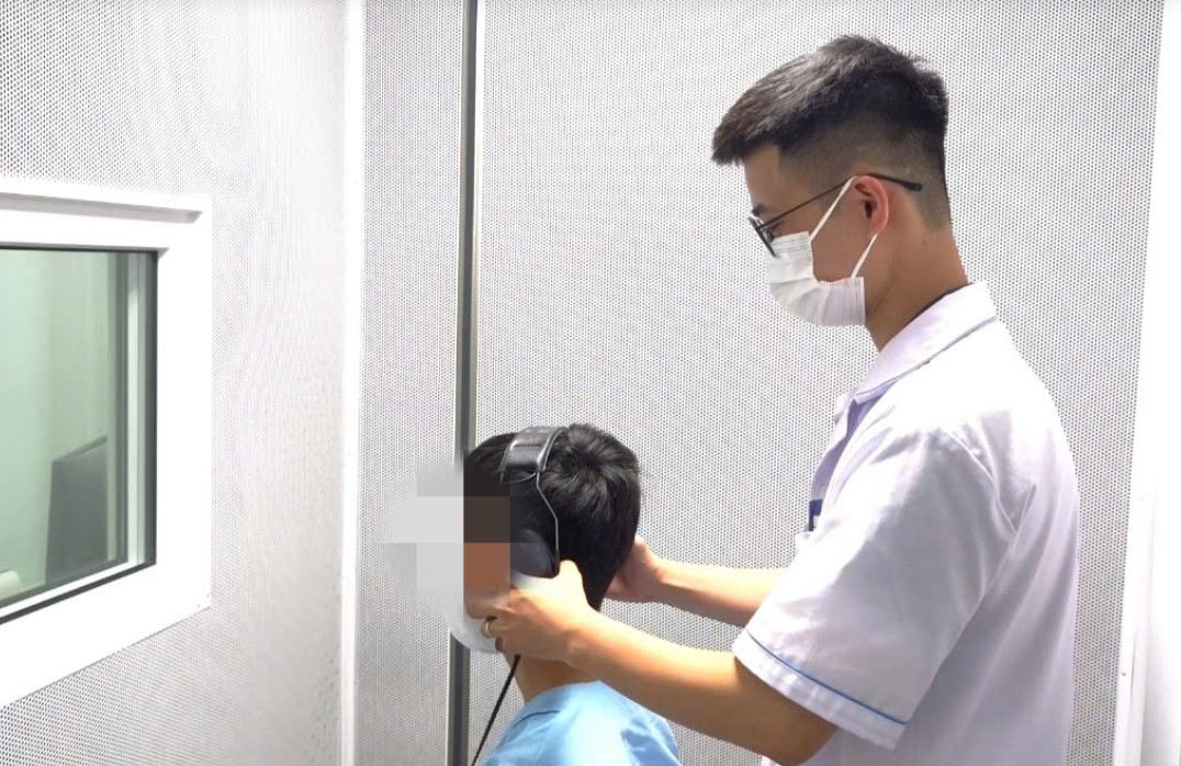 Nam thanh niên bị điếc đột ngột do tắm đêm: Cần lưu ý điều gì?