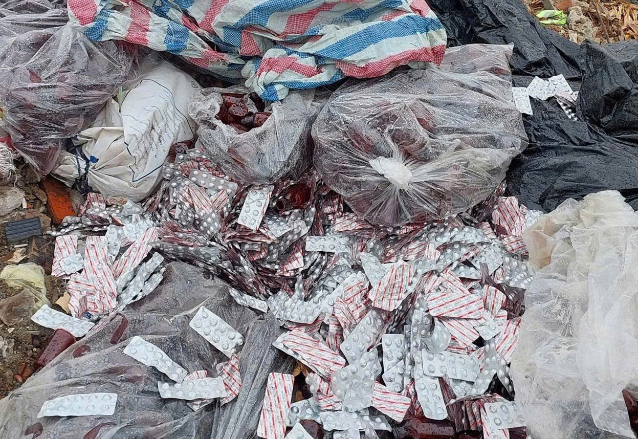 Bộ Y tế vào cuộc vụ thuốc bị đổ bỏ tại bãi xà bần- Ảnh 1. Bộ Y tế vào cuộc vụ thuốc bị đổ bỏ tại bãi xà bần- Ảnh 1.