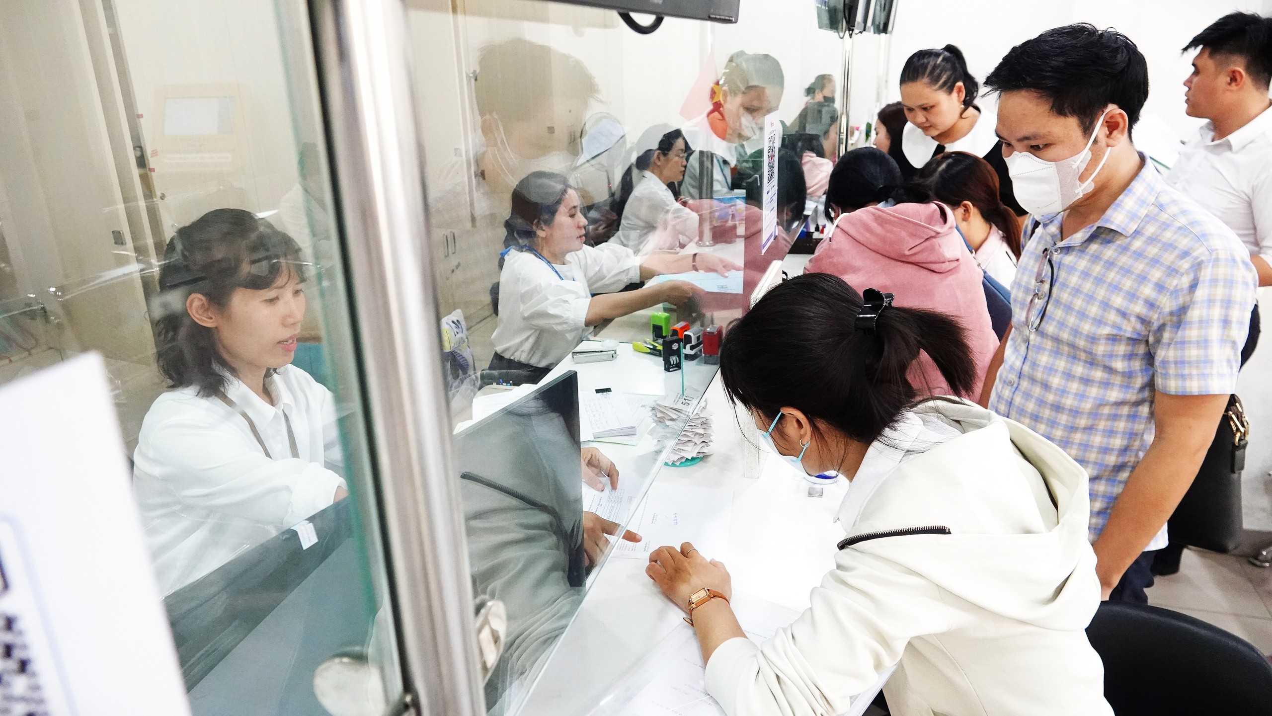TP.HCM yêu cầu không để người dân chờ nộp hồ sơ quá 20 phút - Ảnh 1.