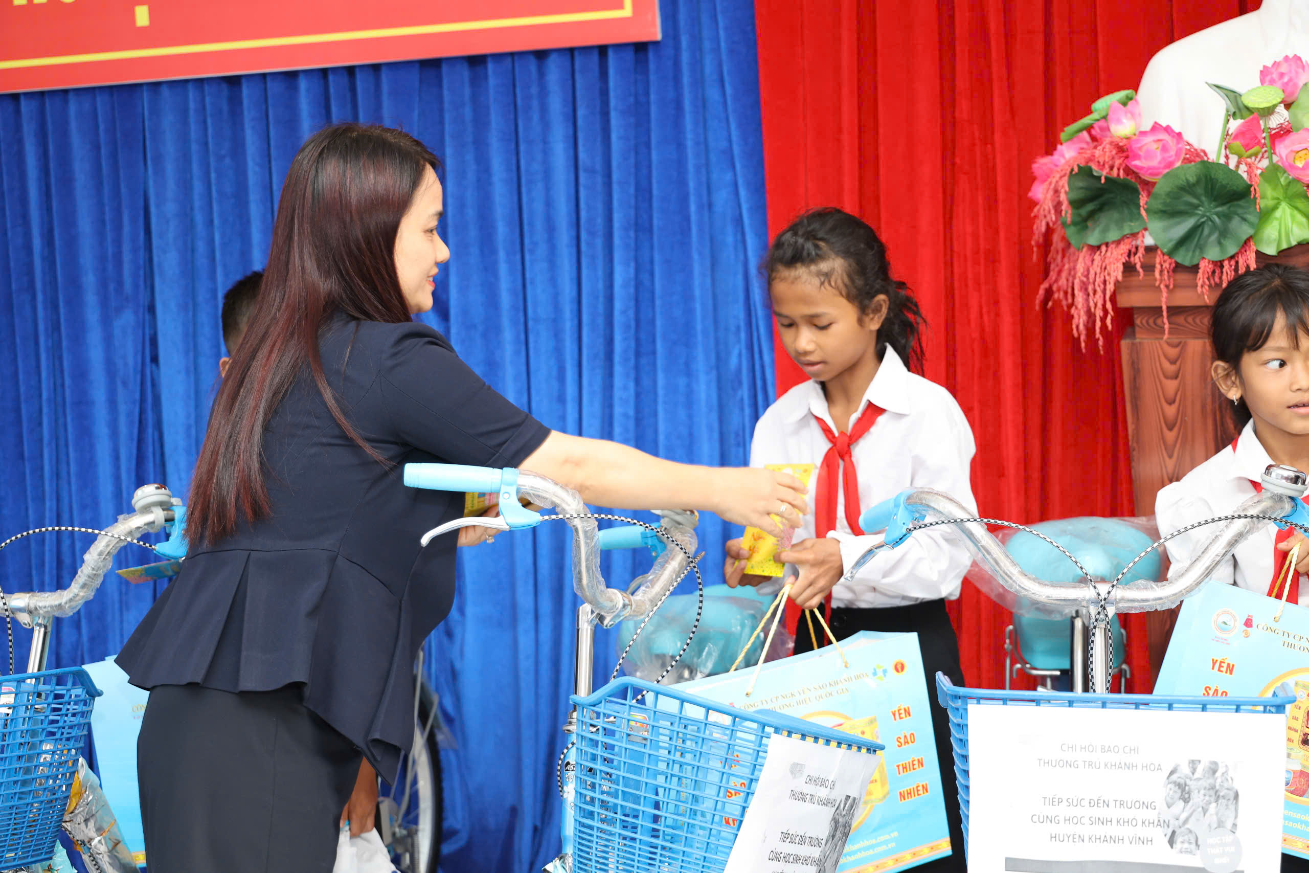 20 xe đạp đến với học sinh nghèo huyện miền núi của Khánh Hòa- Ảnh 2.