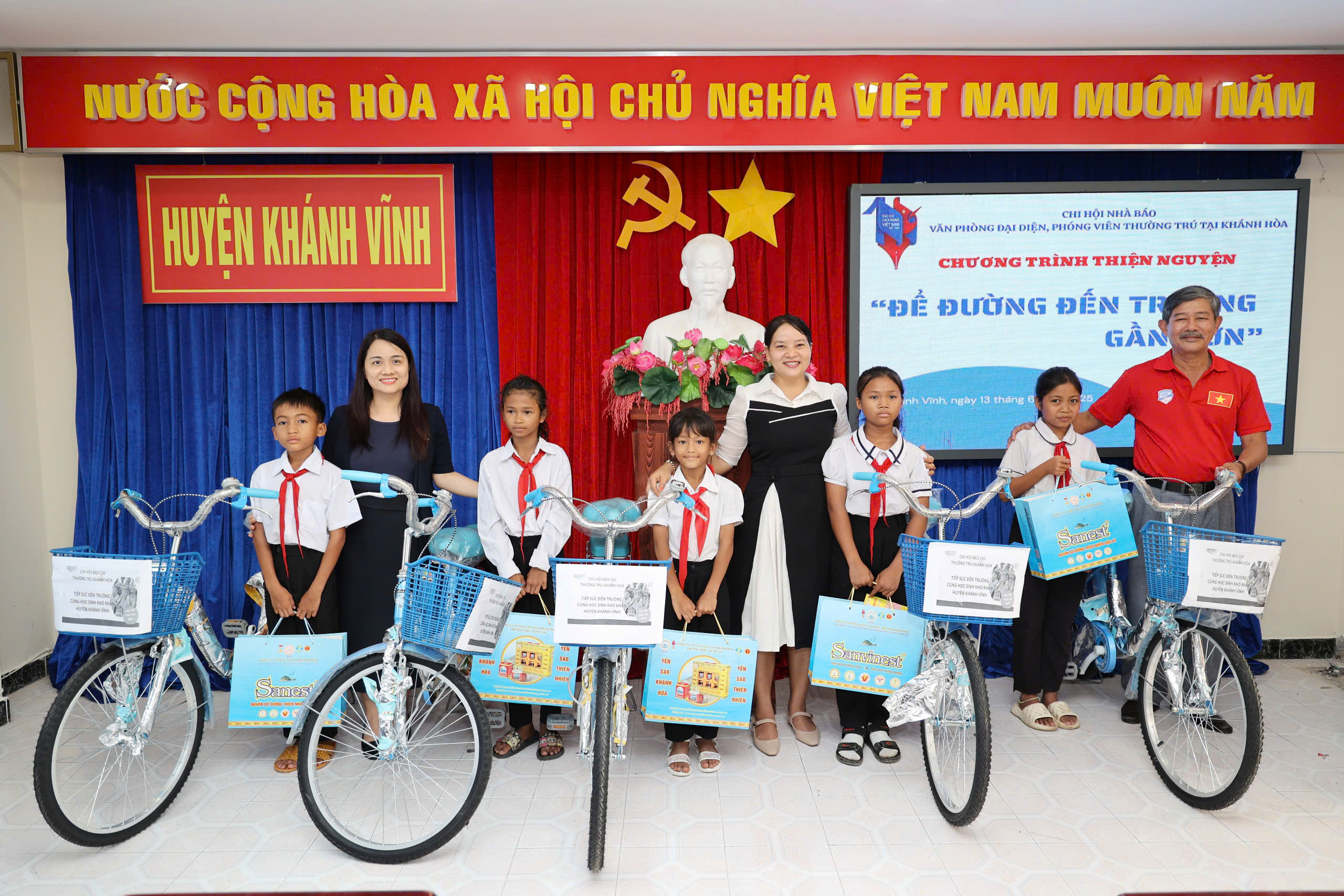 20 xe đạp đến với học sinh nghèo huyện miền núi của Khánh Hòa- Ảnh 1.