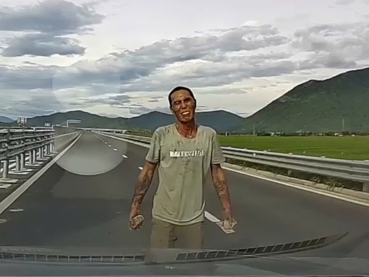 Người đàn ông cầm đá gây náo loạn cao tốc Vân Phong - Nha Trang- Ảnh 1.