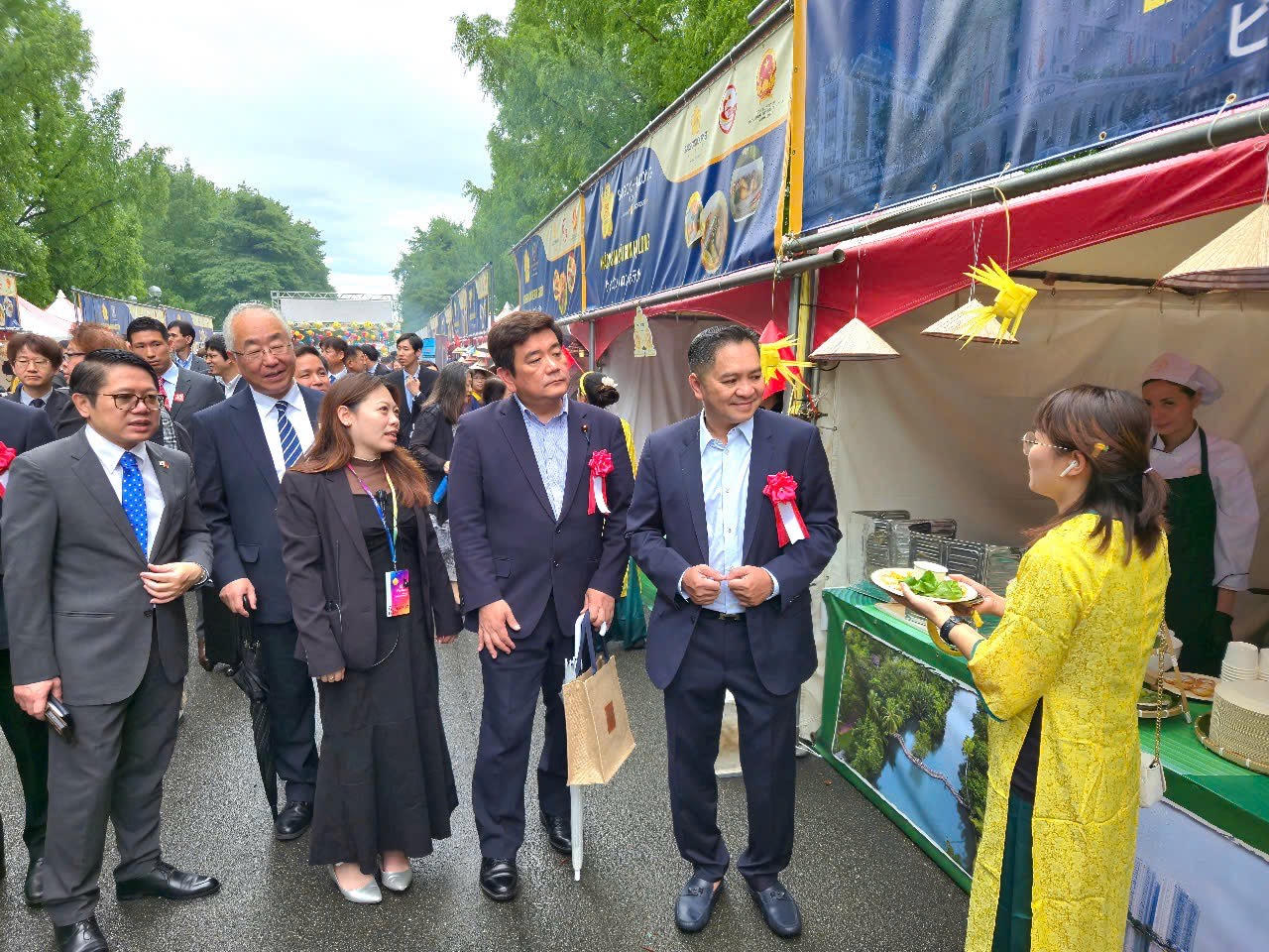 サイゴンツーリストグループの料理文化フェスティバルを楽しむ日本人と海外在住ベトナム人 - 写真1。 Nhật Bản và kiều bào thích thú với Lễ hội Văn hóa Ẩm thực Saigontourist Group- Ảnh 1.