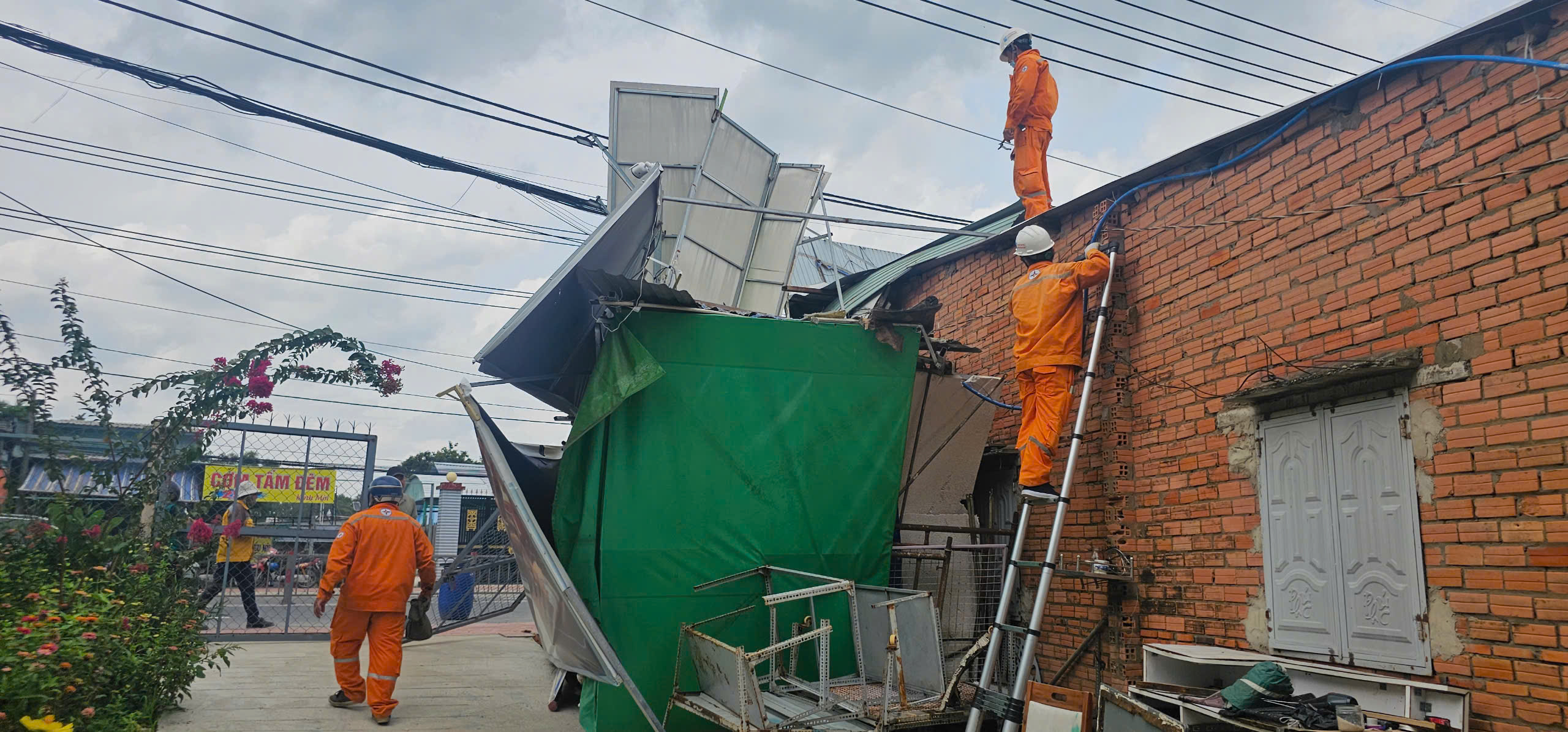 Xe bồn trộn bê tông lao vào tiệm làm tóc ở Củ Chi- Ảnh 3. Xe bồn trộn bê tông lao vào tiệm làm tóc ở Củ Chi- Ảnh 3.