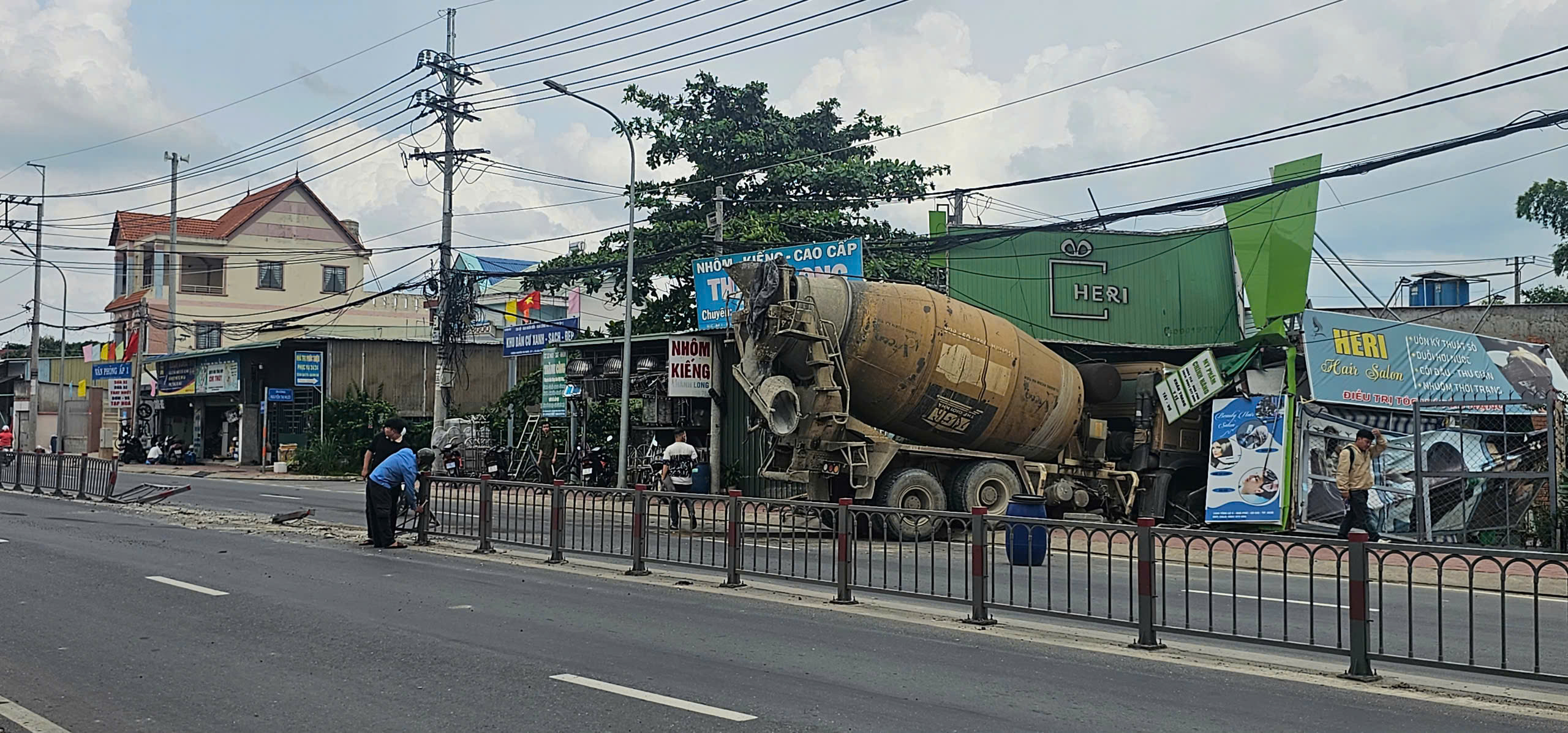 Xe bồn trộn bê tông lao vào tiệm làm tóc ở Củ Chi- Ảnh 1. Xe bồn trộn bê tông lao vào tiệm làm tóc ở Củ Chi- Ảnh 1.