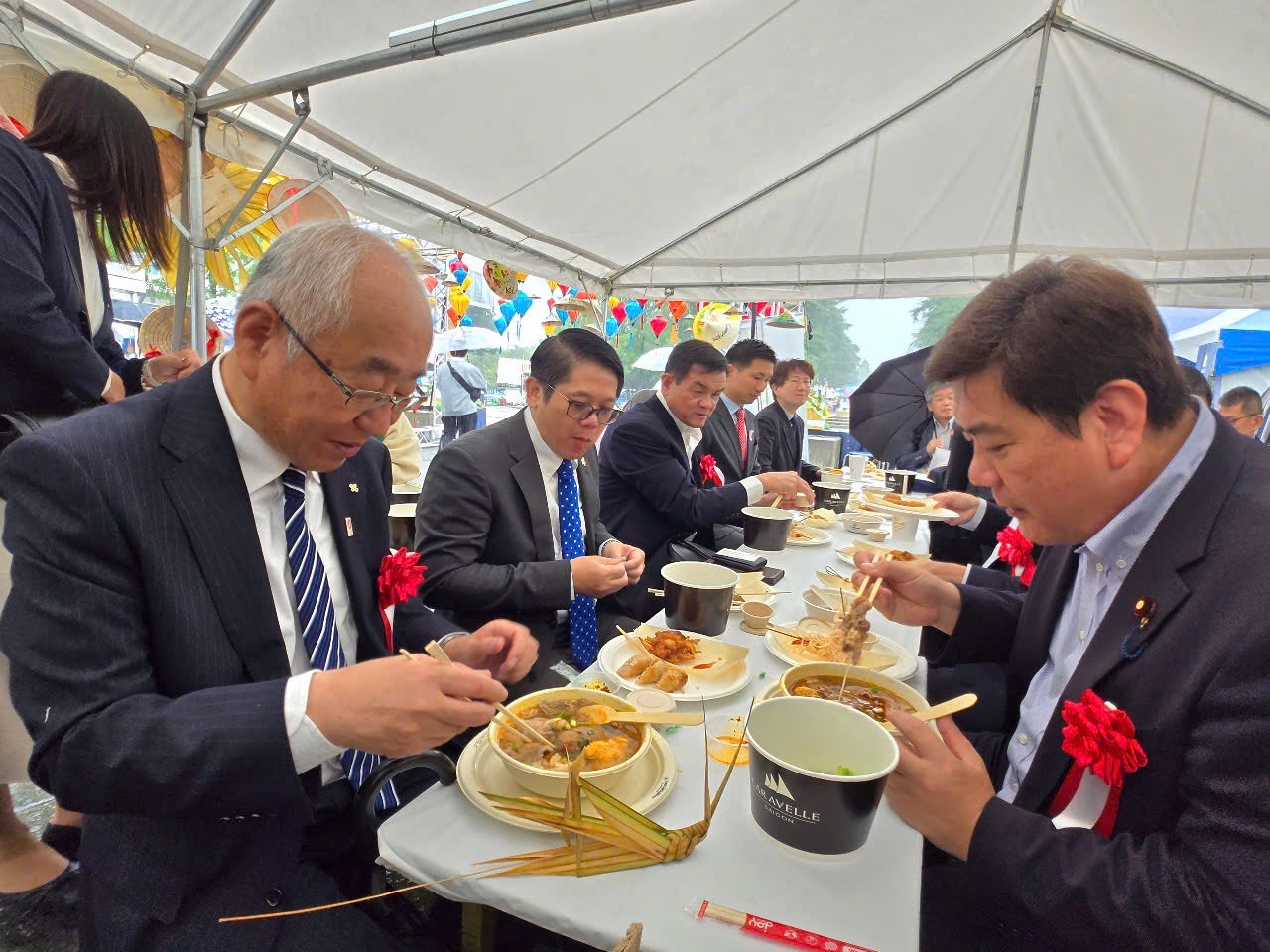 サイゴンツーリストグループの料理文化フェスティバルを楽しむ日本人と海外在住ベトナム人 - 写真2。 Nhật Bản và kiều bào thích thú với Lễ hội Văn hóa Ẩm thực Saigontourist Group- Ảnh 2.