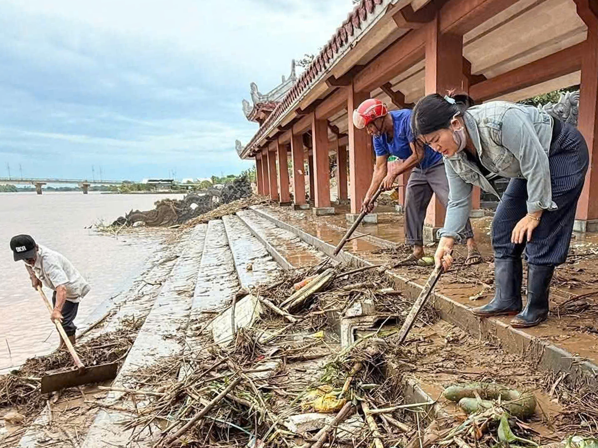 Sau bão số 1, cán bộ, chiến sĩ Quảng Trị giúp người dân khắc phục hậu quả - Ảnh 2.