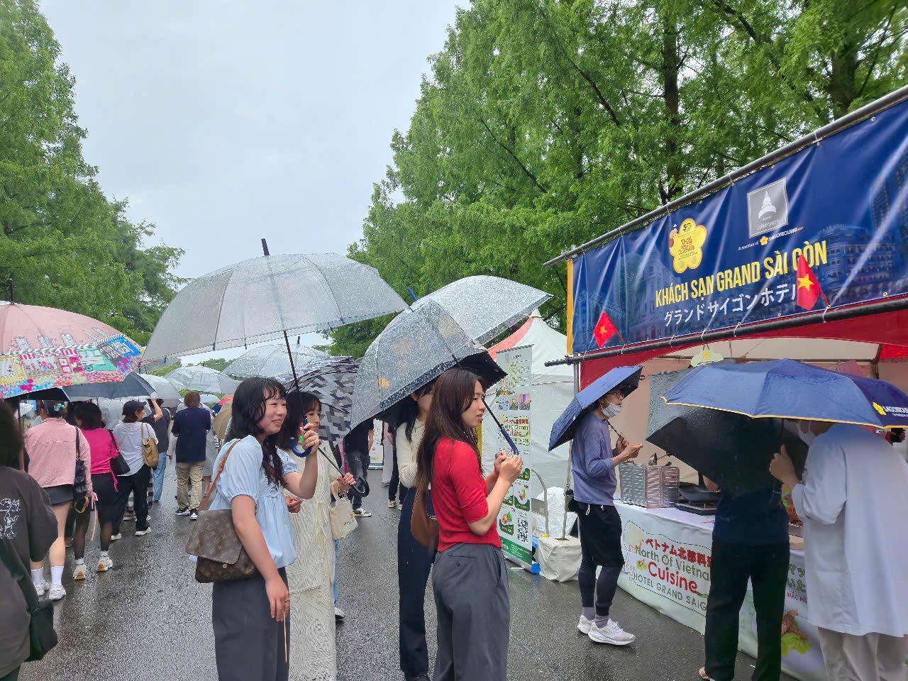 サイゴンツーリストグループの料理文化フェスティバルを楽しむ日本人と海外在住ベトナム人 - 写真3。 Nhật Bản và kiều bào thích thú với Lễ hội Văn hóa Ẩm thực Saigontourist Group- Ảnh 3.