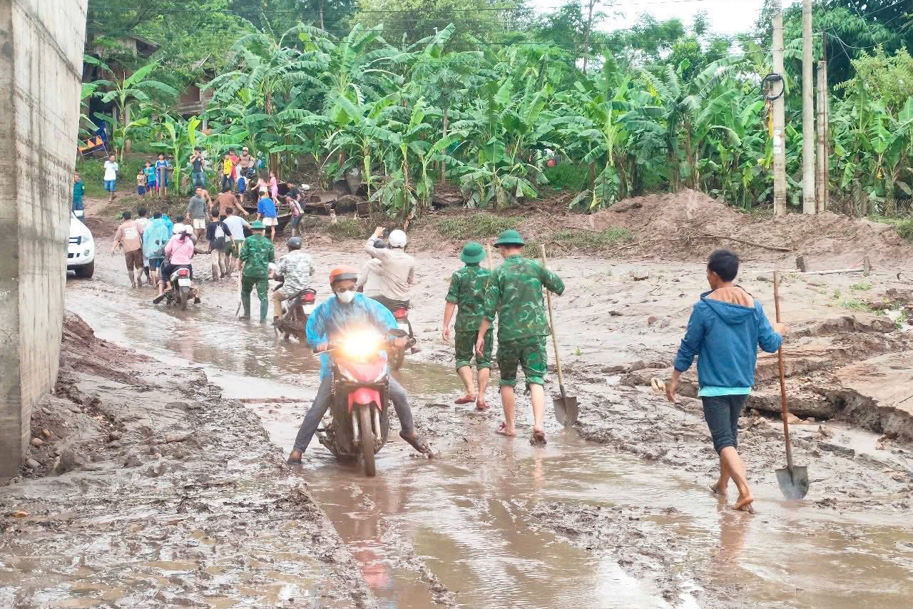 Sau bão số 1, cán bộ, chiến sĩ Quảng Trị giúp người dân khắc phục hậu quả - Ảnh 4.