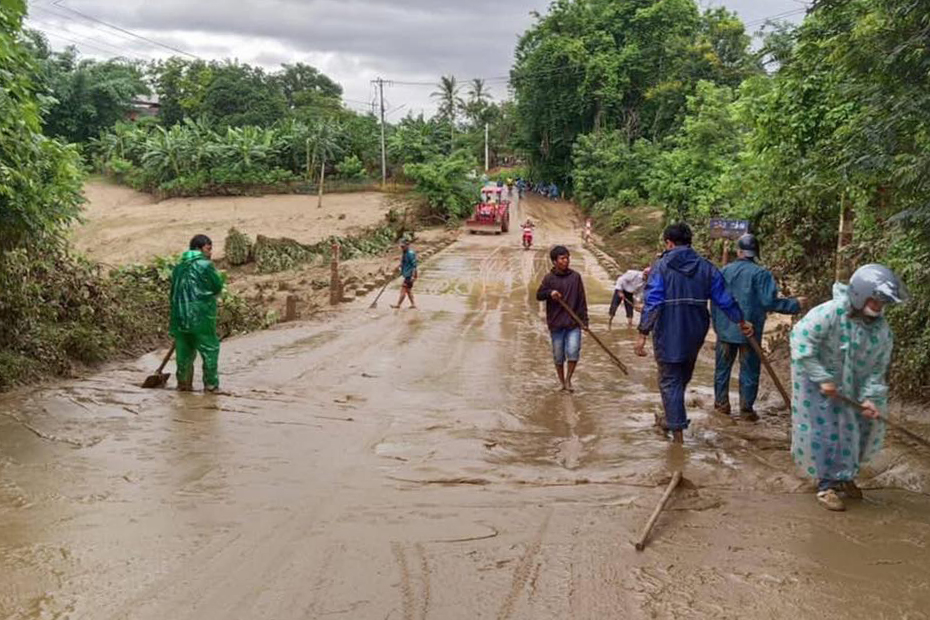 Sau bão số 1, cán bộ, chiến sĩ Quảng Trị giúp người dân khắc phục hậu quả - Ảnh 6.