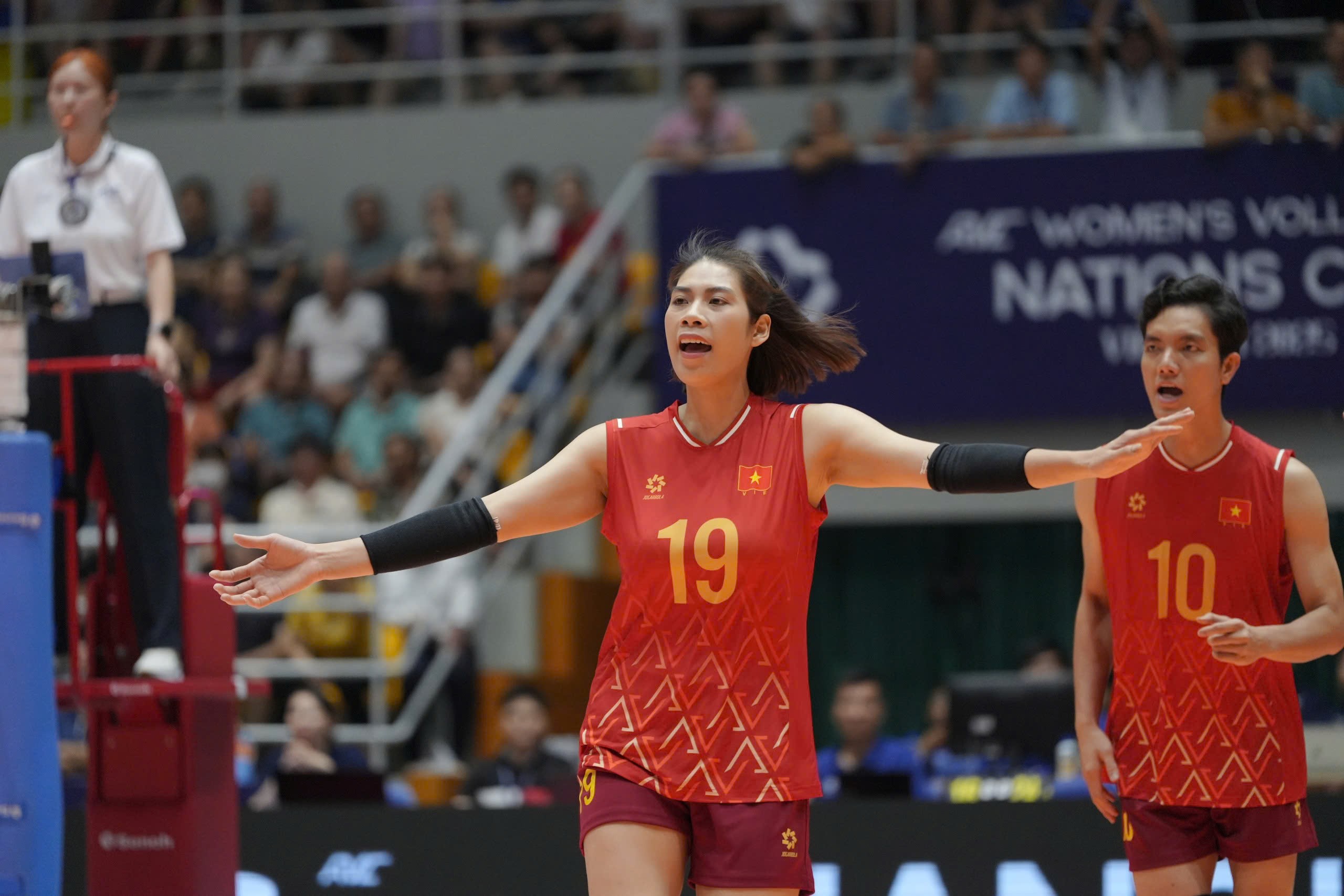 Bich Tuyen ផ្ទុះខ្លាំងក្រុមបាល់ទះនារីវៀតណាមឈ្នះពាន AVC Nations Cup 2025 - រូបថត ៤. Bích Tuyền bùng nổ rực rỡ, đội tuyển bóng chuyền nữ Việt Nam vô địch AVC Nations Cup 2025- Ảnh 4.