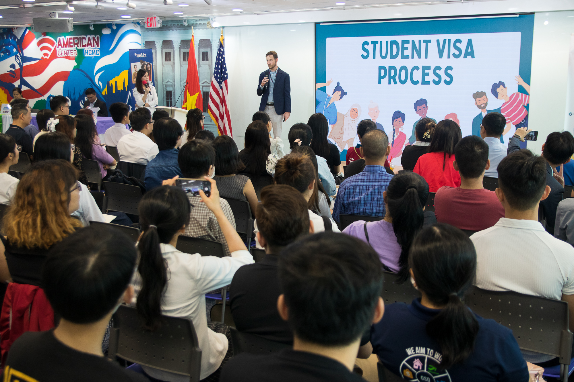 Mỹ sắp dừng cho du học sinh gia hạn visa qua bưu điện, 'tác động rất lớn' - Ảnh 1.