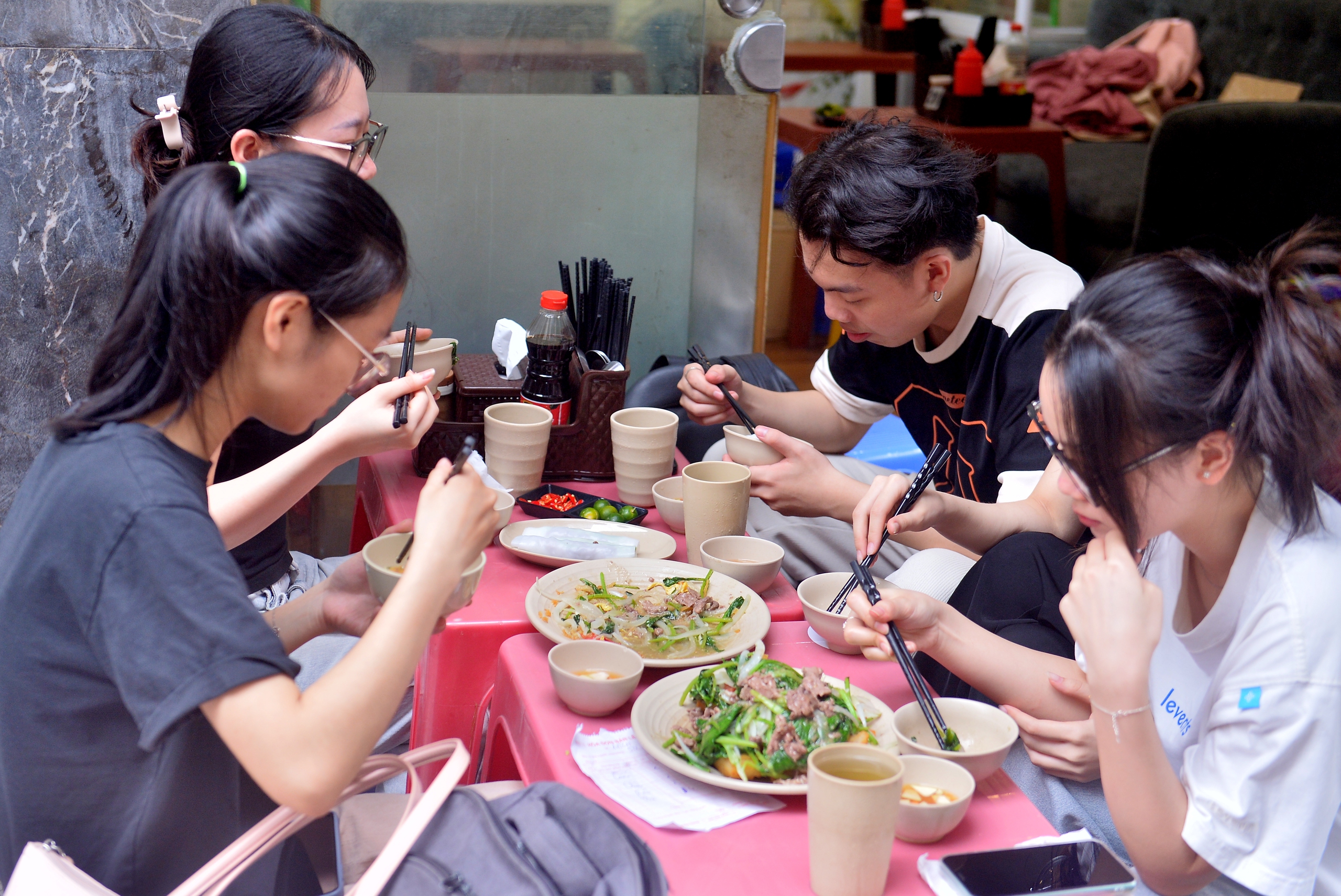 Phở cuốn đầu tiên ở Hà Nội được Michelin vinh danh, chủ không biết vì mải 'bán hàng'- Ảnh 4. Phở cuốn đầu tiên ở Hà Nội được Michelin vinh danh, chủ không biết vì mải 'bán hàng'- Ảnh 4.