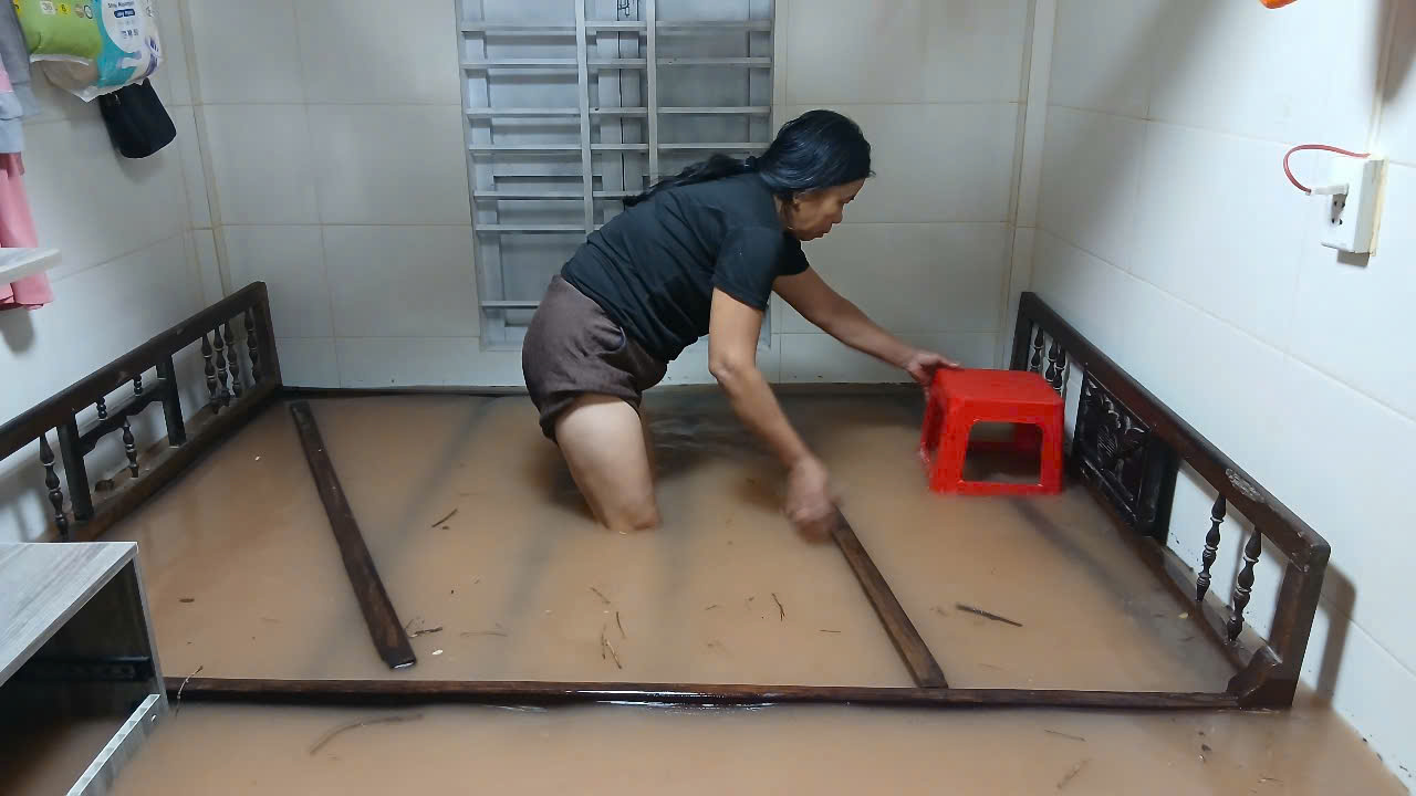 Sau bão số 1, cán bộ, chiến sĩ Quảng Trị giúp người dân khắc phục hậu quả - Ảnh 7.