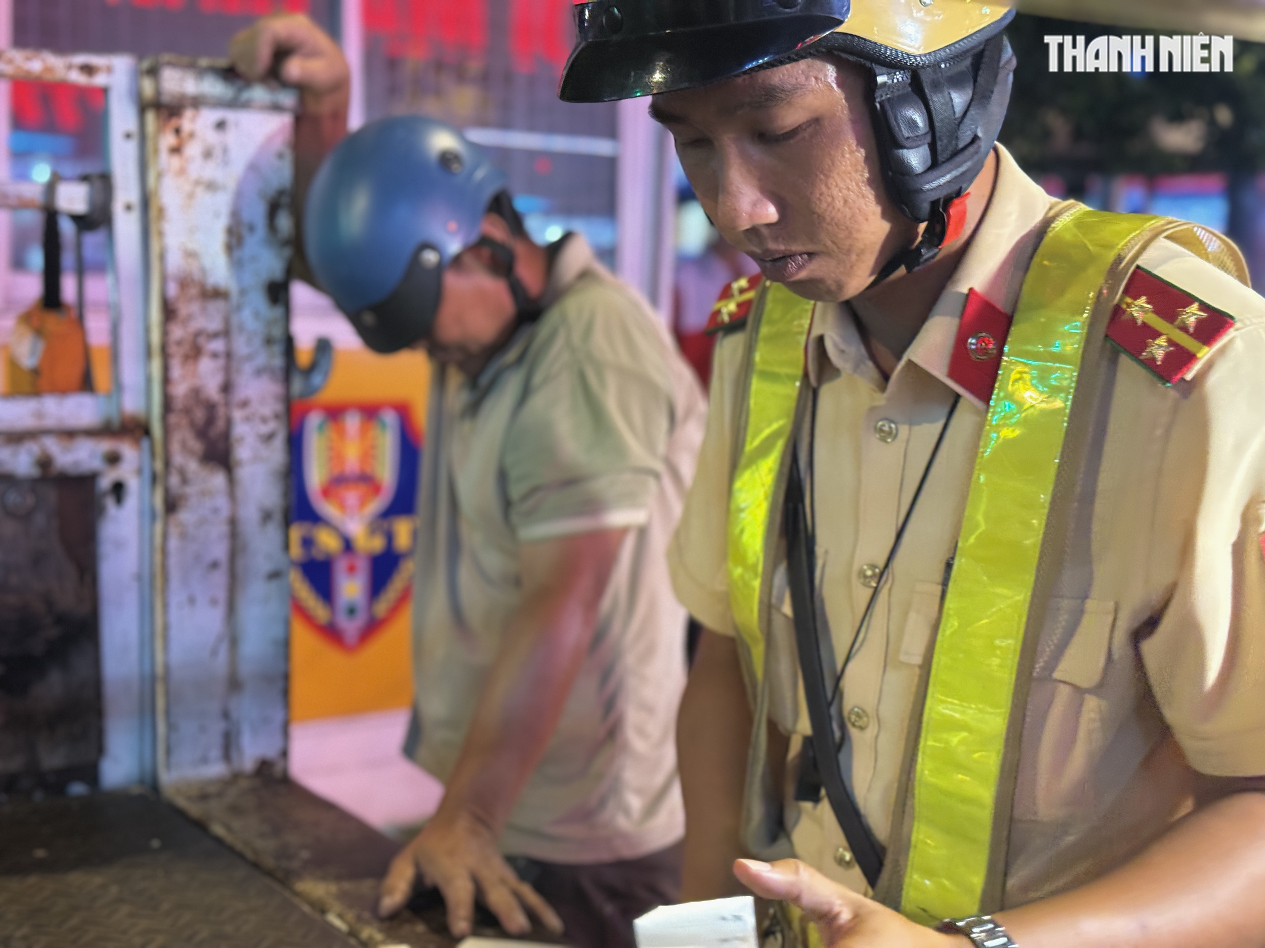 CSGT TP.HCM phạt nồng độ cồn: 'Đô 20 lon, nay uống 2 lon nghĩ chạy xe được' - Ảnh 9.