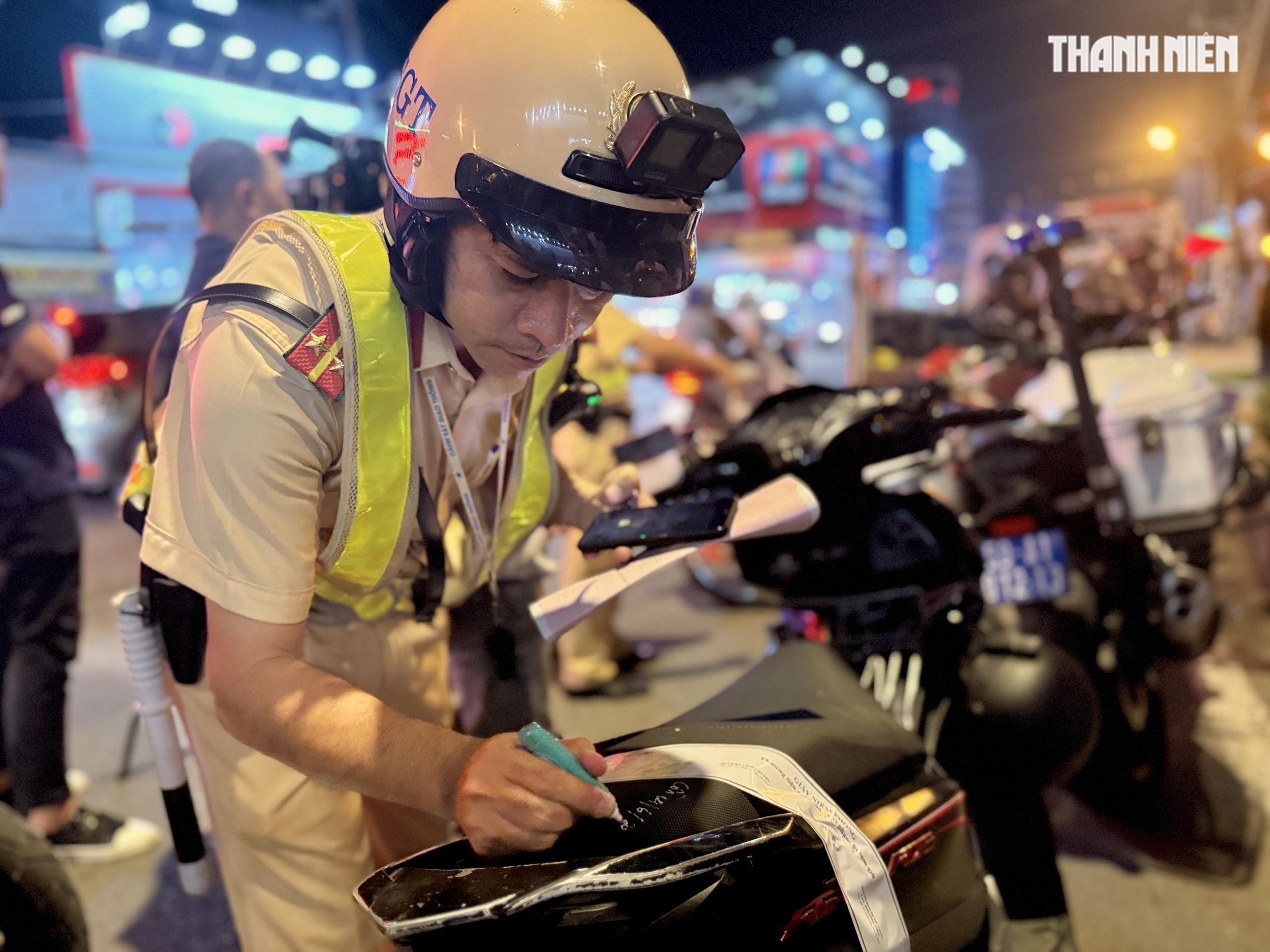 CSGT TP.HCM phạt nồng độ cồn: 'Đô 20 lon, nay uống 2 lon nghĩ chạy xe được' - Ảnh 9.