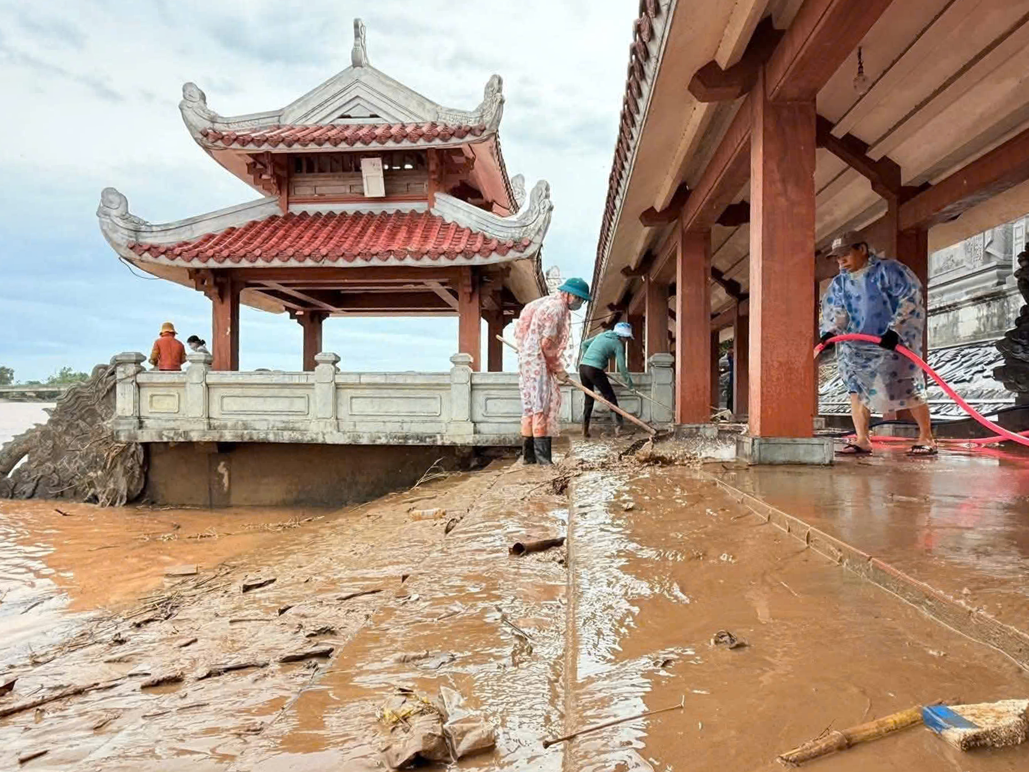 Sau bão số 1, cán bộ, chiến sĩ Quảng Trị giúp người dân khắc phục hậu quả - Ảnh 3.