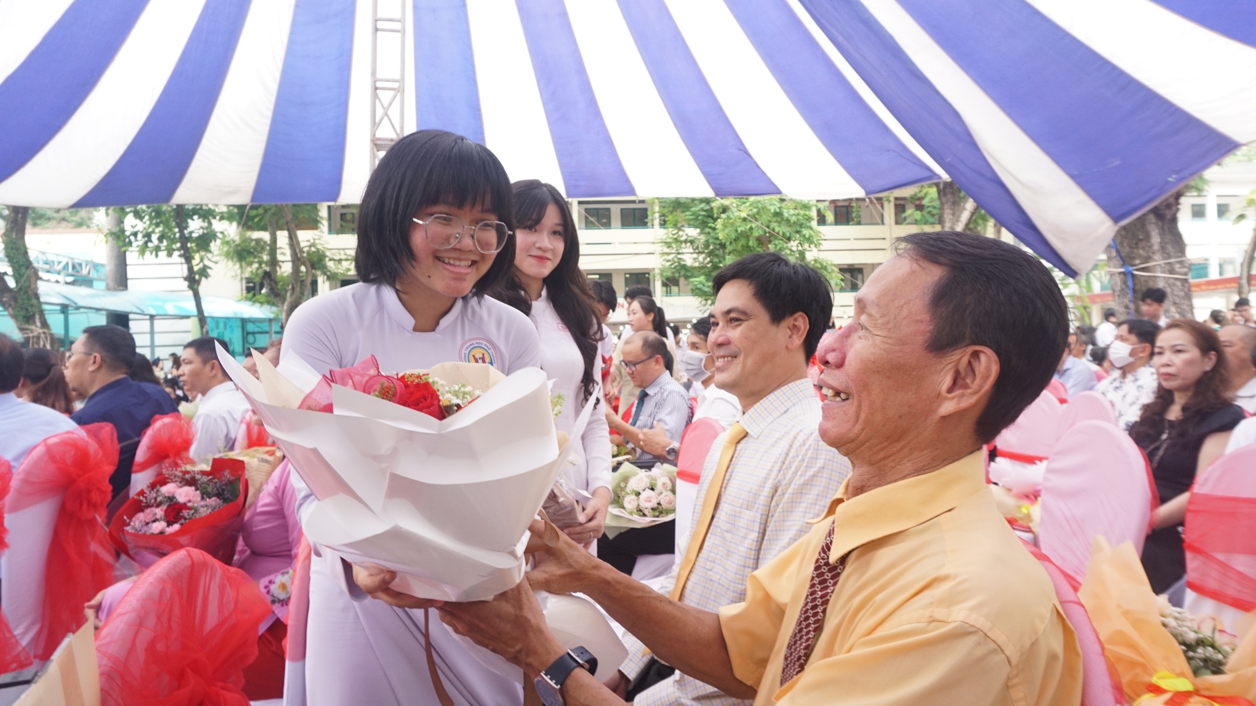Hiệu trưởng gửi lời chia tay học sinh trước khi rời "Trạm thanh xuân" - Ảnh 4.