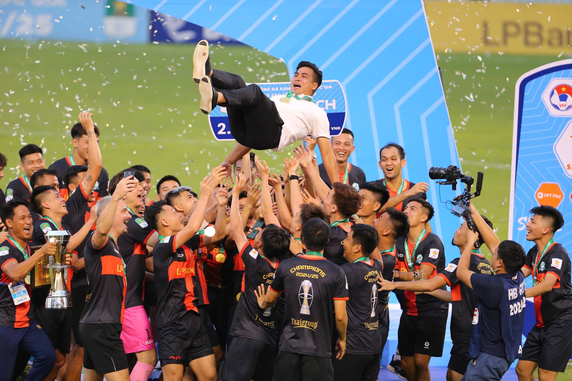 Ninh Binh Kulübü, teknik direktör Nguyen Viet Thang'a resmen veda ediyor, görevdeki son maç duygu dolu olacak! - Fotoğraf 2. CLB Ninh Bình chính thức chia tay HLV Nguyễn Việt Thắng, trận cuối dẫn dắt sẽ nhiều cảm xúc!- Ảnh 2.