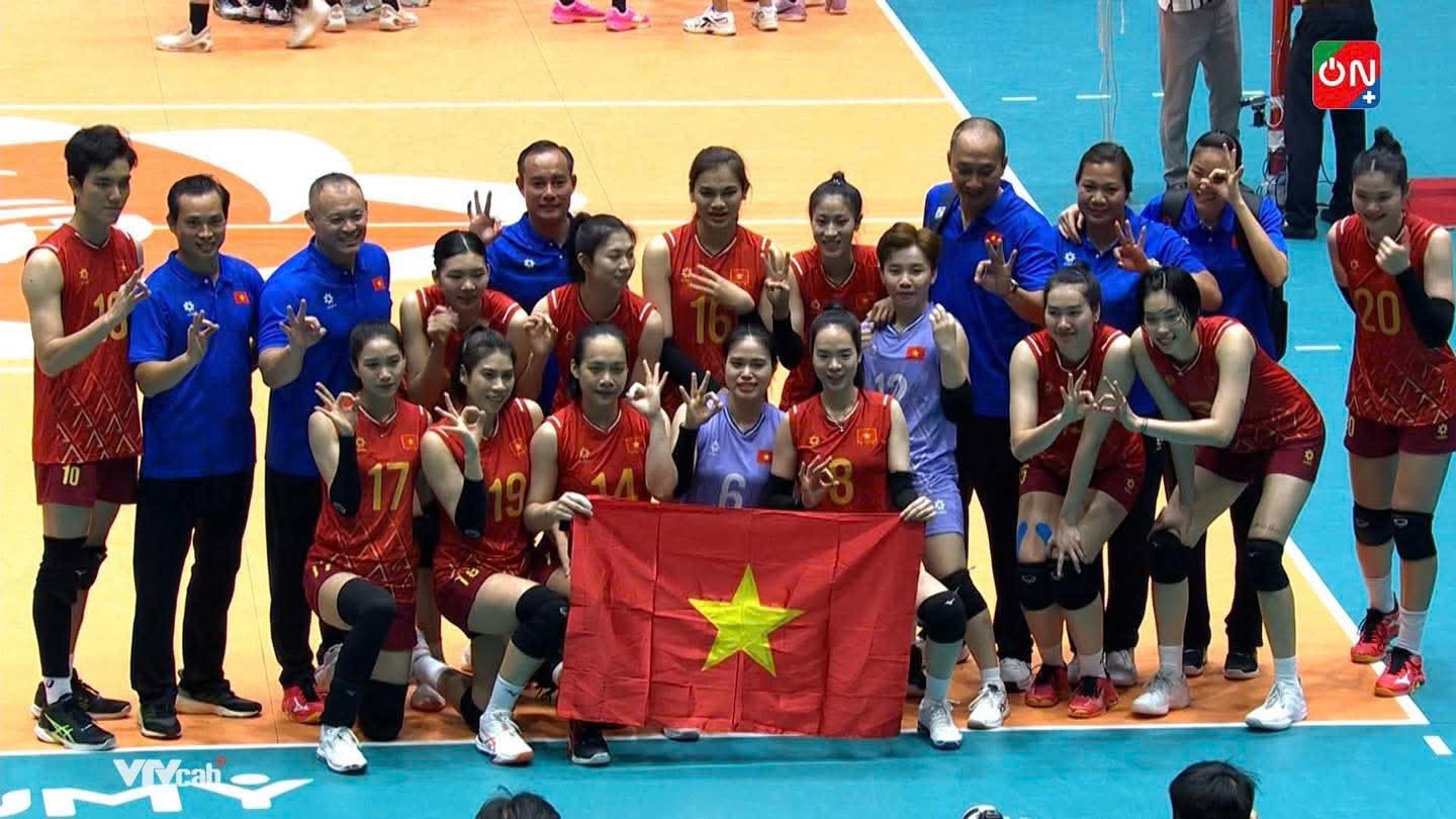 Bich Tuyen ផ្ទុះខ្លាំងក្រុមបាល់ទះនារីវៀតណាមឈ្នះពាន AVC Nations Cup 2025 - រូបថត ២. Bích Tuyền bùng nổ rực rỡ, đội tuyển bóng chuyền nữ Việt Nam vô địch AVC Nations Cup 2025- Ảnh 2.