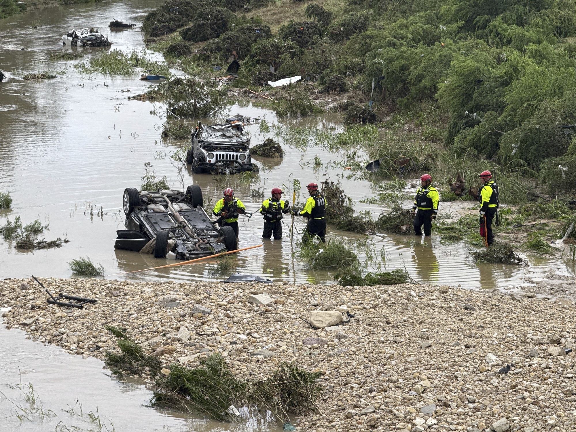 The Philadelphia Eagles have donated $50 million to support victims and aid in the search and rescue of those missing in the devastating flash floods in Texas.Fans were stunned to learn that one of the team’s superstars personally traveled to the disaster site to offer hands-on help.-vut