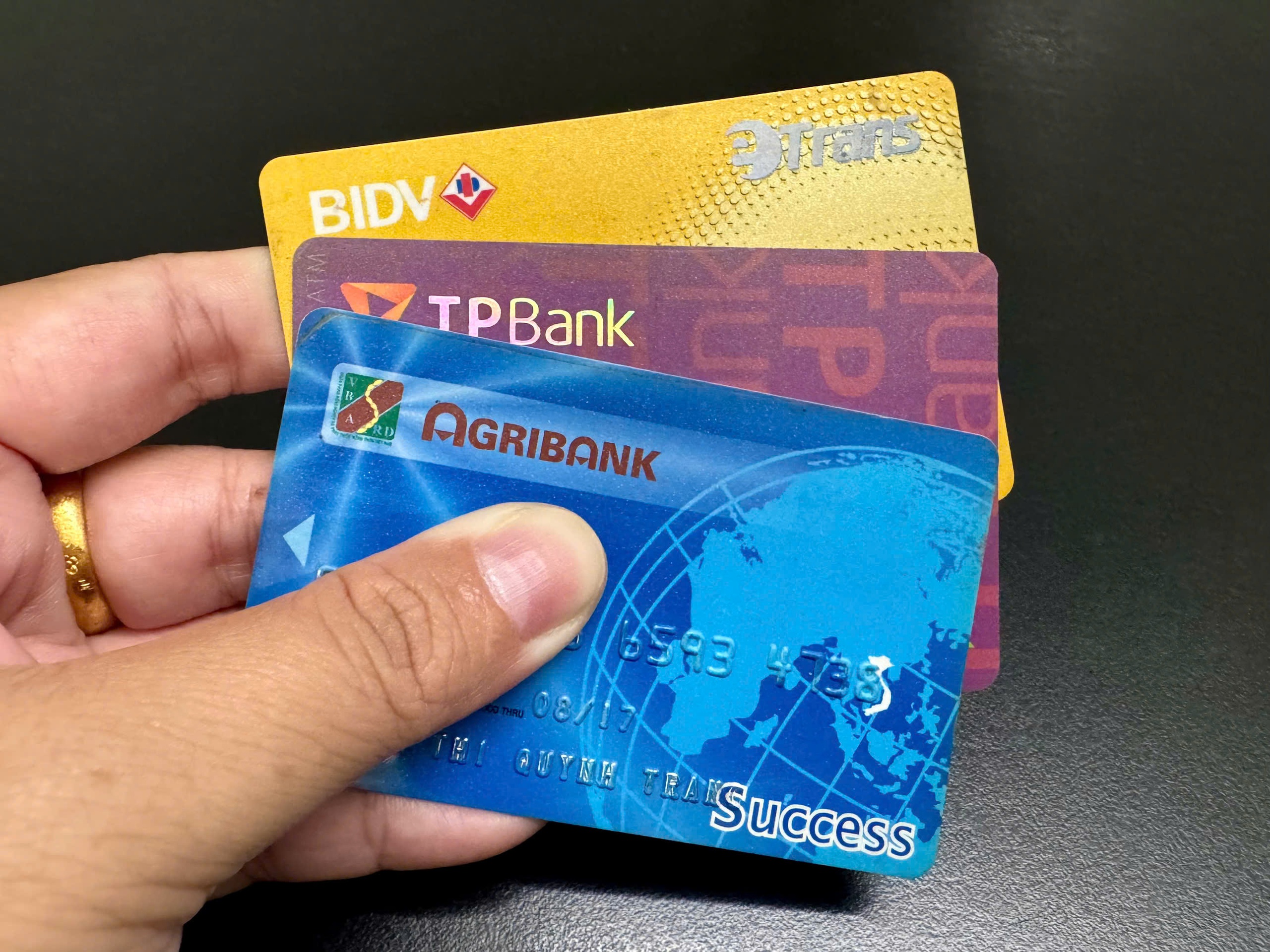 mở khóa tủ quần áo bằng thẻ ATM cũ