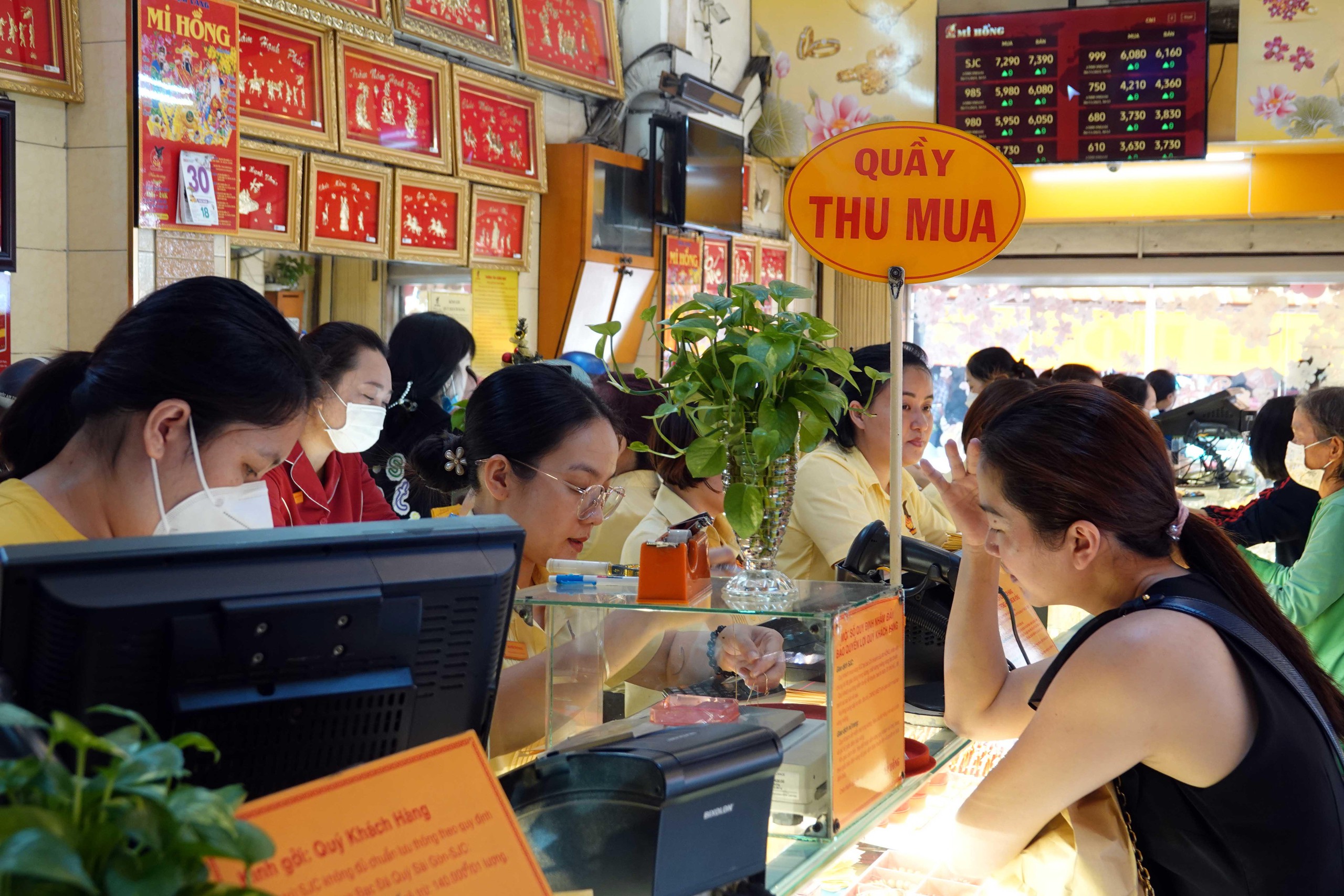 Mua từ 2 chỉ vàng sẽ phải chuyển khoản- Ảnh 1. Mua từ 2 chỉ vàng sẽ phải chuyển khoản- Ảnh 1.