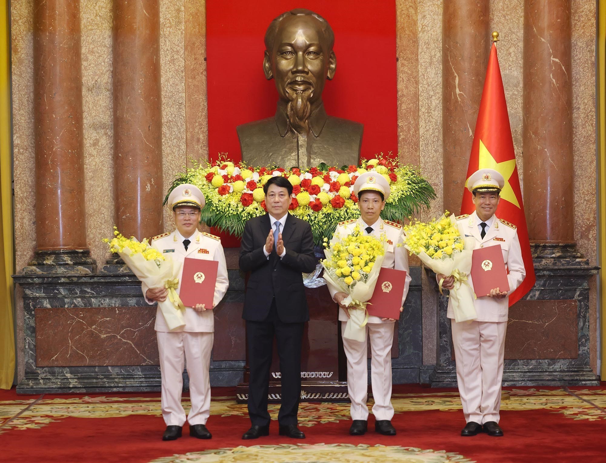 Chủ tịch nước thăng cấp bậc hàm thượng tướng cho 3 thứ trưởng Bộ Công an Chủ tịch nước thăng cấp bậc hàm thượng tướng cho 3 thứ trưởng Bộ Công an