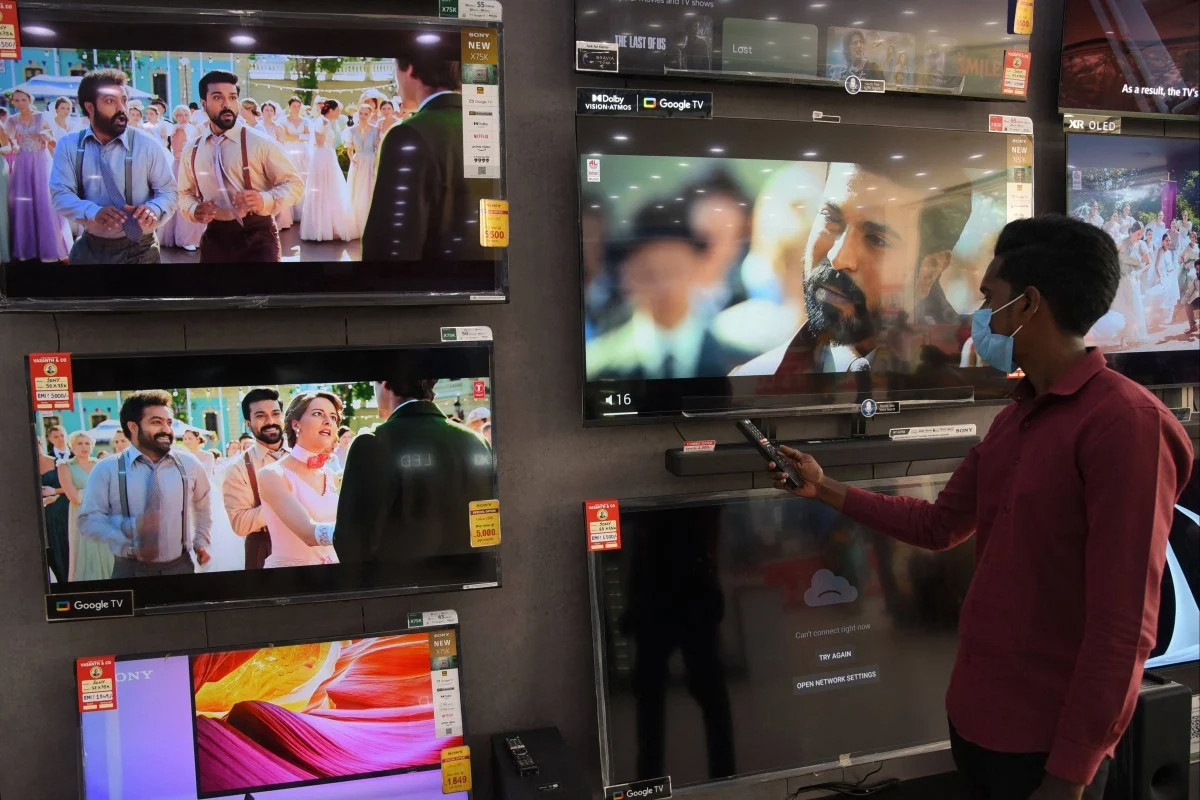 Những lưu ý để mua được Smart TV với giá rẻ - Ảnh 1.