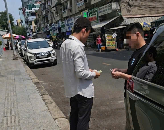 CSGT xử lý hàng chục ô tô dừng đỗ quanh Bệnh viện Đại học Y Dược TP.HCM- Ảnh 4. CSGT xử lý hàng chục ô tô dừng đỗ quanh Bệnh viện Đại học Y Dược TP.HCM- Ảnh 4.