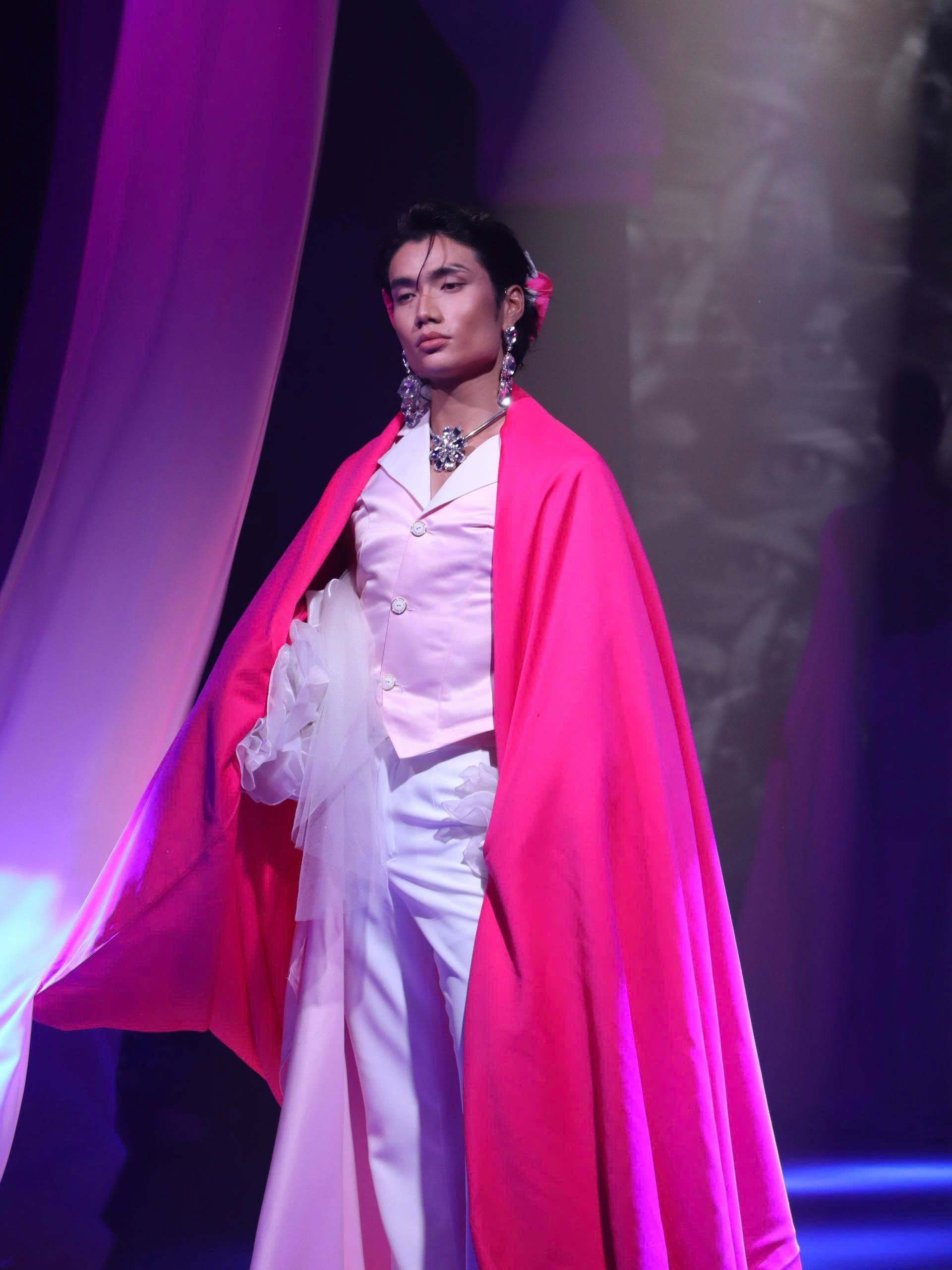 Fashionista nổi tiếng nhờ diện đồ bà ngoại khuấy đảo sàn diễn thời trang Fashionista nổi tiếng nhờ diện đồ bà ngoại khuấy đảo sàn diễn thời trang