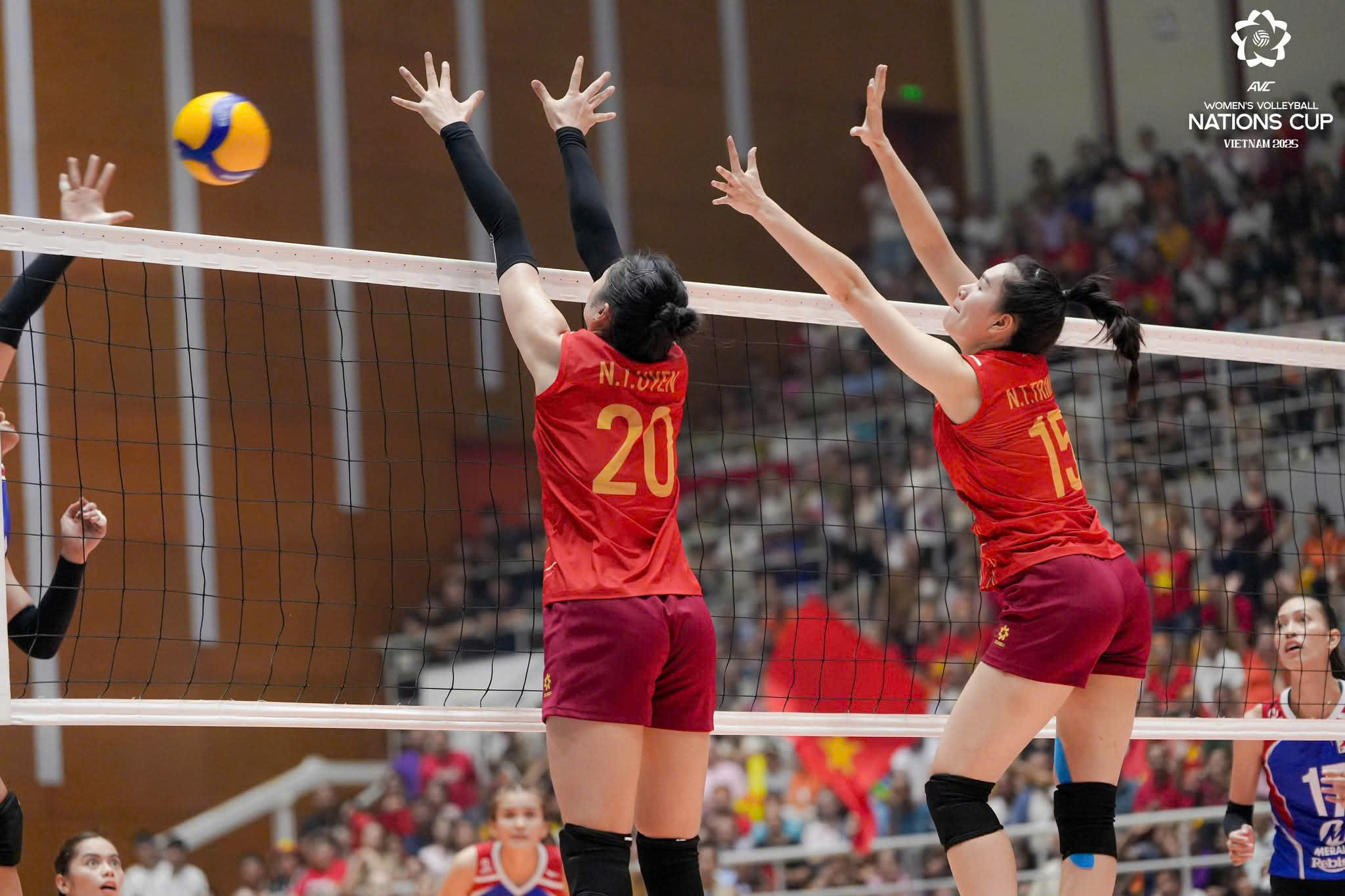ບານສົ່ງຍິງຫວຽດນາມຂຶ້ນສູ່ອັນດັບ 25 ຂອງໂລກ: ເຮັດໃຫ້ ສເກົາຫລີ ຫ່າງໄກຈາກໄທ, ຮັດແຄບຊ່ອງຫວ່າງກັບໄທ - ຮູບທີ 1. Bóng chuyền nữ Việt Nam lọt tốp 25 thế giới: Bỏ xa Hàn Quốc, thu hẹp khoảng cách với Thái Lan- Ảnh 1.