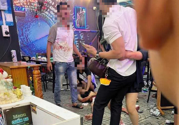 Xô xát tại quán ăn ở Hóc Môn, 1 người nhập viện nguy kịch- Ảnh 1. Xô xát tại quán ăn ở Hóc Môn, 1 người nhập viện nguy kịch- Ảnh 1.