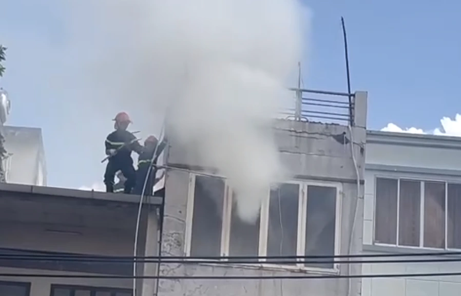 Cháy nhà dân ở Tân Bình, lính cứu hỏa leo mái nhà đập kính chữa cháy- Ảnh 1. Cháy nhà dân ở Tân Bình, lính cứu hỏa leo mái nhà đập kính chữa cháy- Ảnh 1.