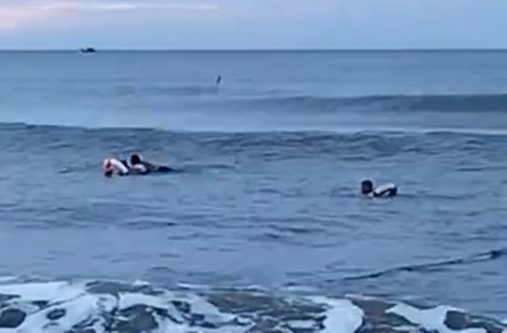 5 du khách bị sóng biển cuốn trôi khi đang tắm biển Hà Tĩnh- Ảnh 1.