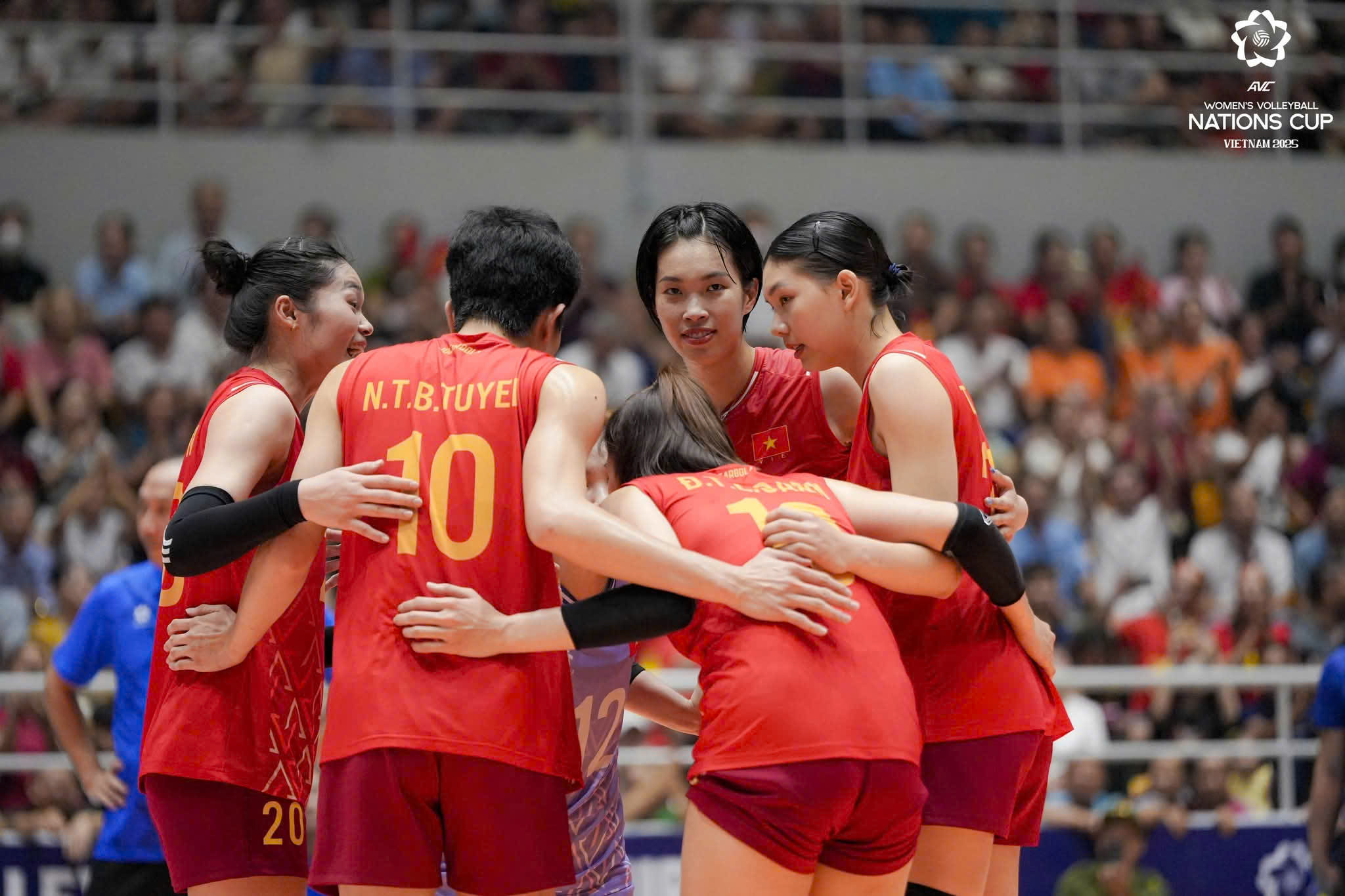 ບານສົ່ງຍິງຫວຽດນາມຂຶ້ນຢູ່ອັນດັບ 25 ຂອງໂລກ: ເຮັດໃຫ້ ສເກົາຫຼີ ຫ່າງໄກສອກຫຼີກ, ຮັດແຄບຊ່ອງຫວ່າງກັບໄທ - ພາບທີ 3. Bóng chuyền nữ Việt Nam lọt tốp 25 thế giới: Bỏ xa Hàn Quốc, thu hẹp khoảng cách với Thái Lan- Ảnh 3.