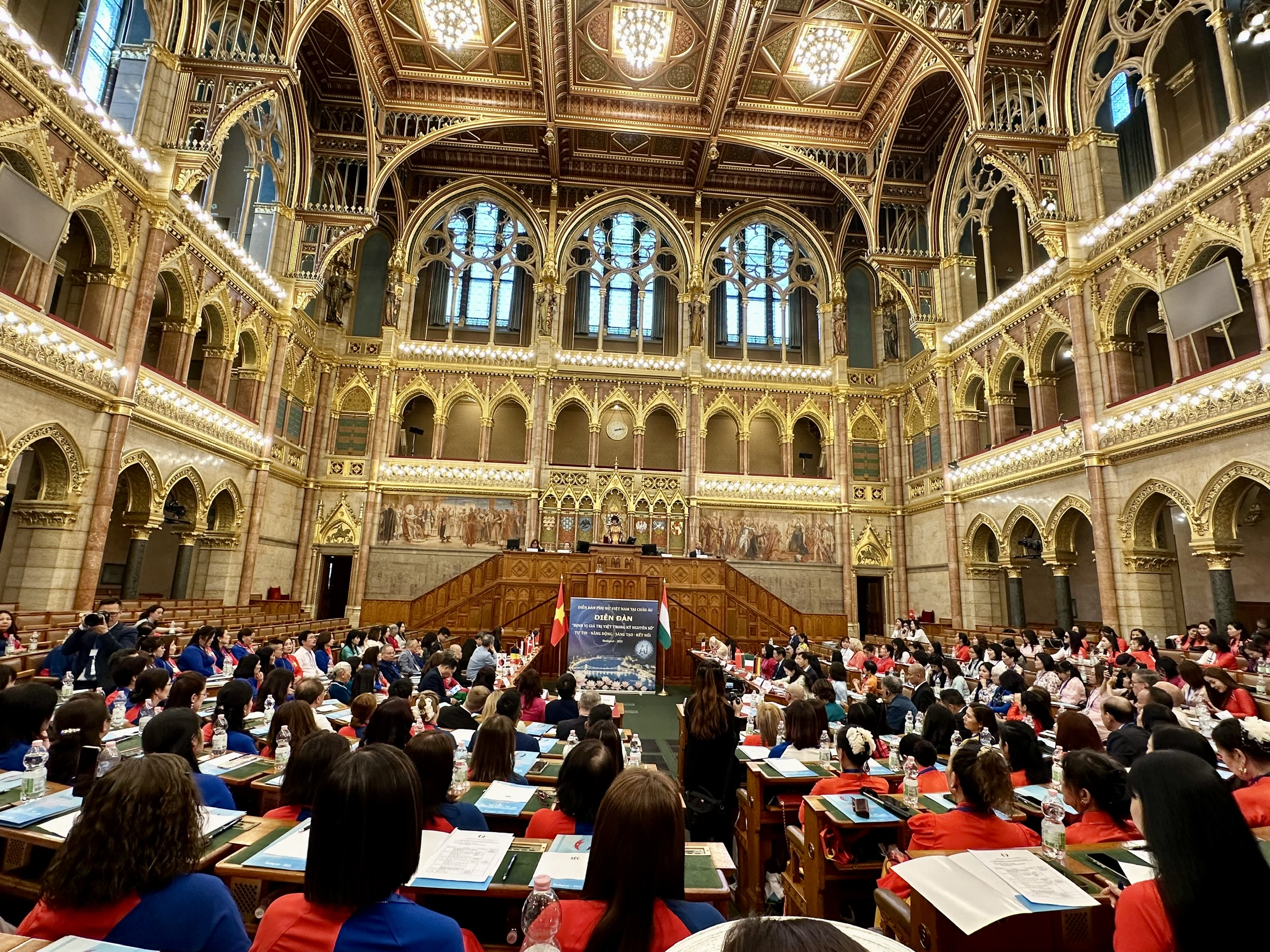 ការកំណត់តម្លៃវៀតណាមនៅក្រៅប្រទេសក្នុងសម័យបញ្ញាសិប្បនិមិត្ត - រូបថត ៣. Định vị giá trị Việt ở nước ngoài thời trí tuệ nhân tạo- Ảnh 3.