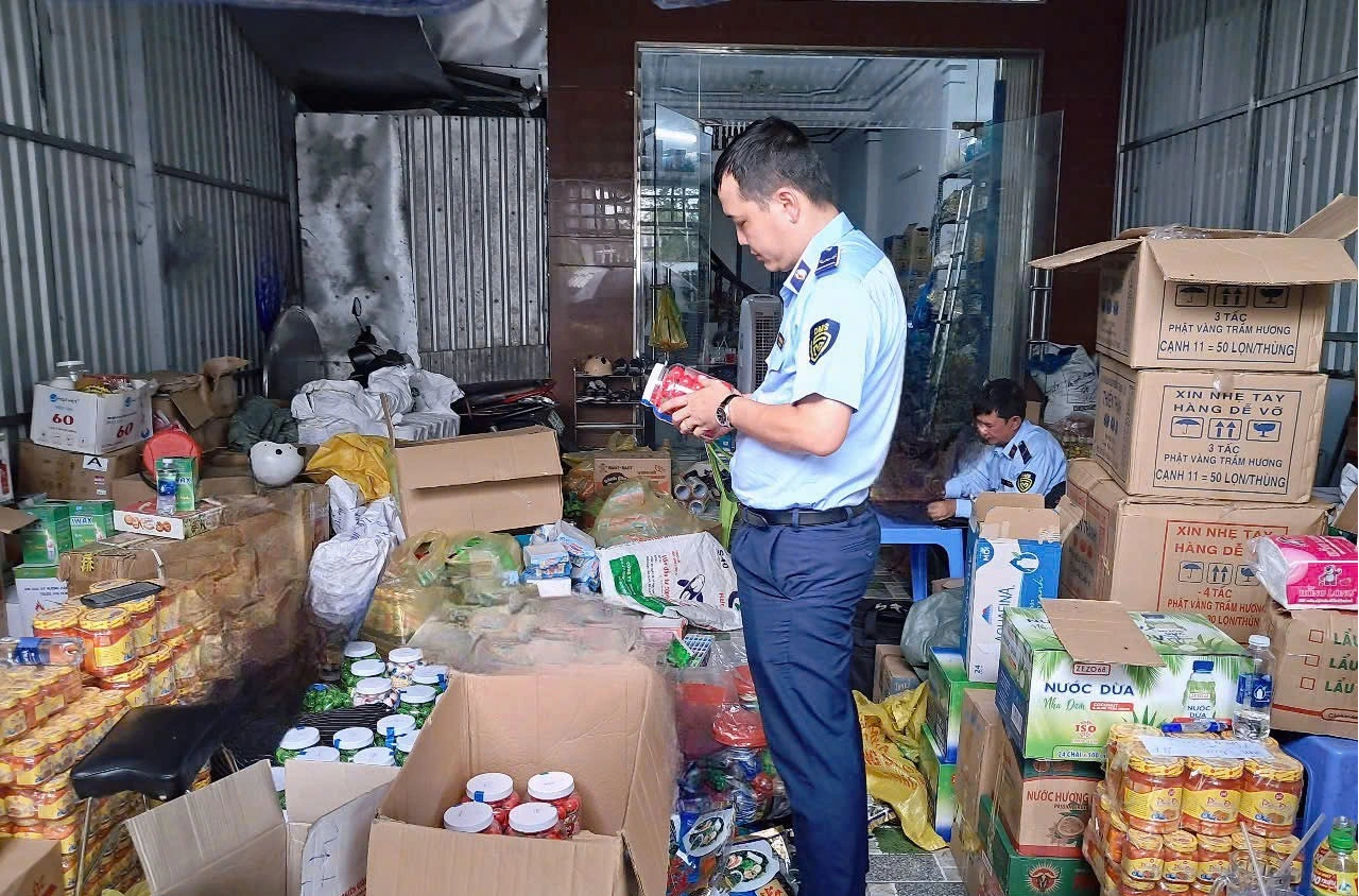 Cà Mau: Hàng ngàn sản phẩm vi phạm có táo đỏ ngoại nhập không rõ nguồn gốc - Ảnh 1.