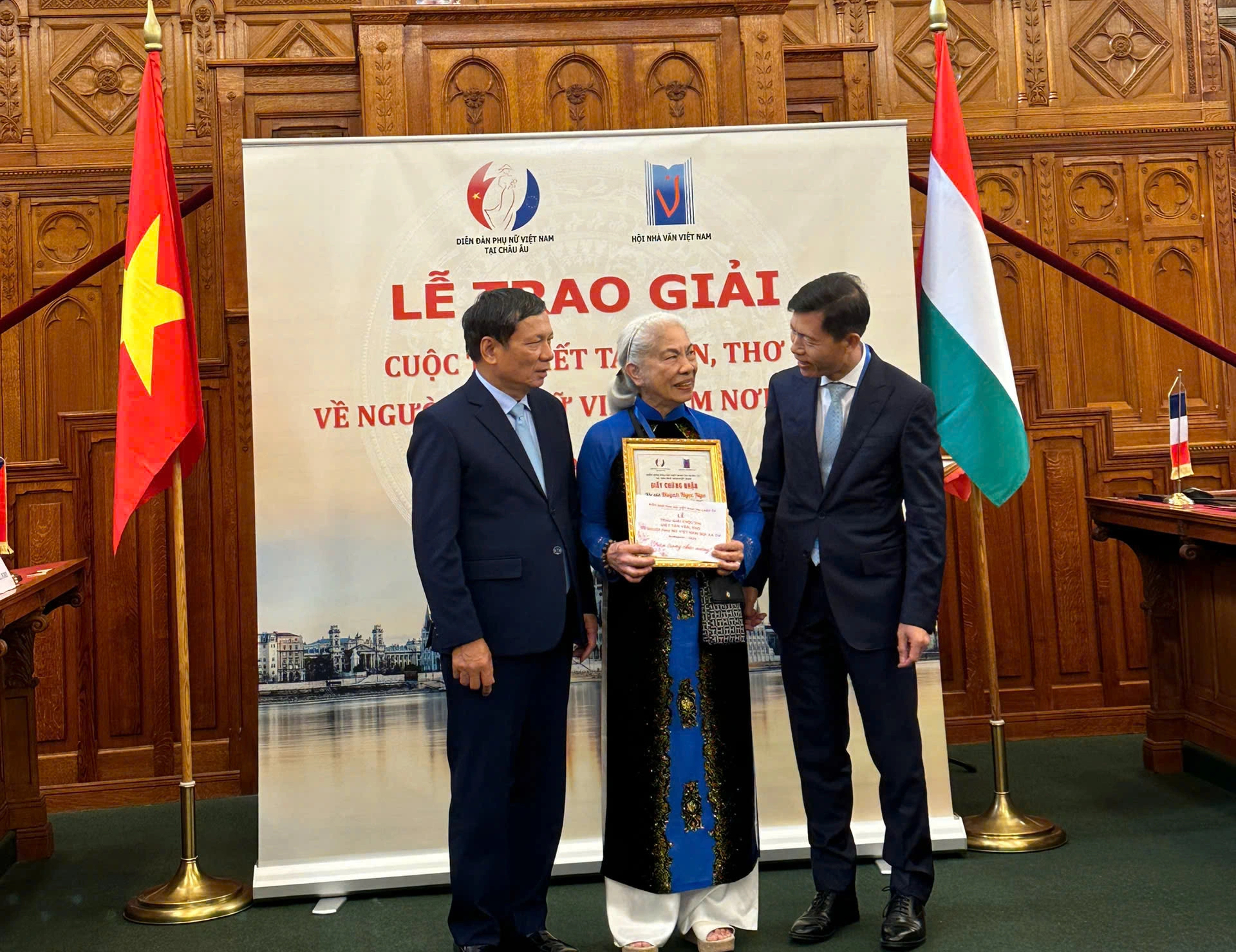 Yurt dışında yaşayan yüzlerce Vietnamlı kadının ruhlarını birleştirme yolculuğu - Fotoğraf 2. Hành trình kết nối tâm hồn của hàng trăm phụ nữ Việt xa xứ- Ảnh 2.