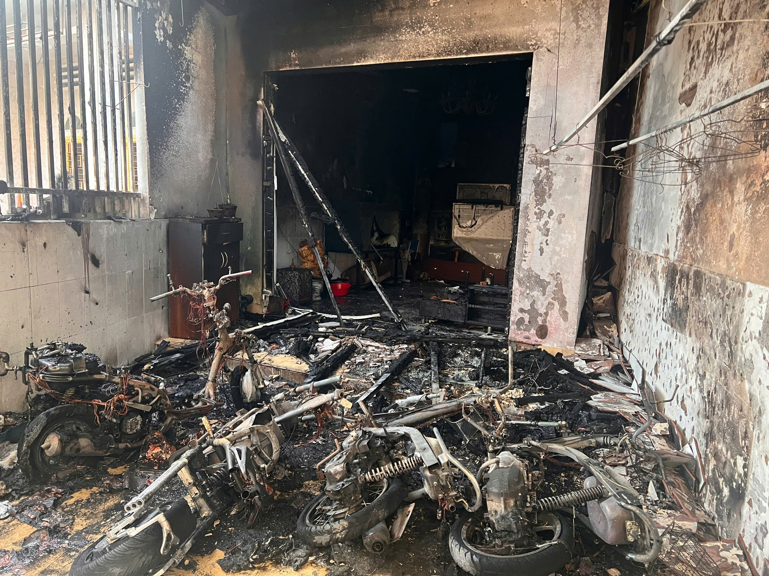 Cháy nhà 3 tầng ở Bảo Lộc, may mắn 5 người thoát nạn - Ảnh 1.