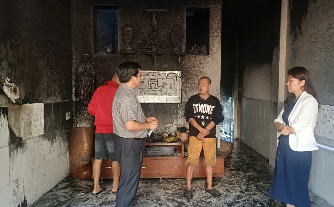 Cháy nhà 3 tầng ở Bảo Lộc, may mắn 5 người thoát nạn - Ảnh 4.