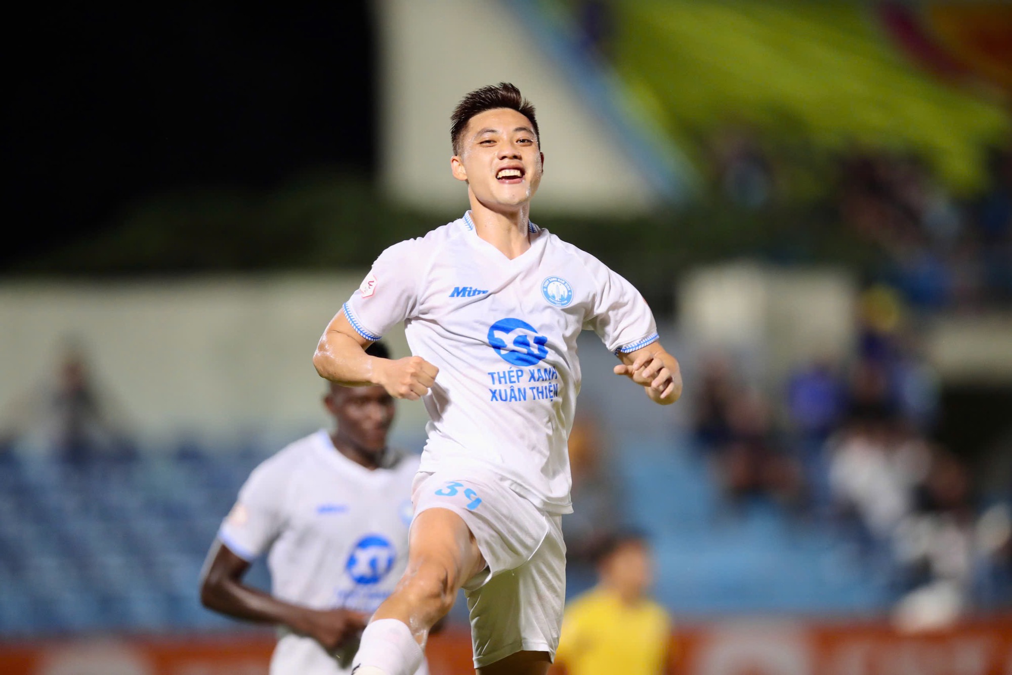 Nam Dinh termina cedo, Binh Dinh em perigo: Corrida pelo campeonato encerrada, rebaixamento aguardando a rodada final - Foto 2. Nam Định về đích sớm, Bình Định lâm nguy: Cuộc đua vô địch ngã ngũ, trụ hạng chờ vòng cuối- Ảnh 2.