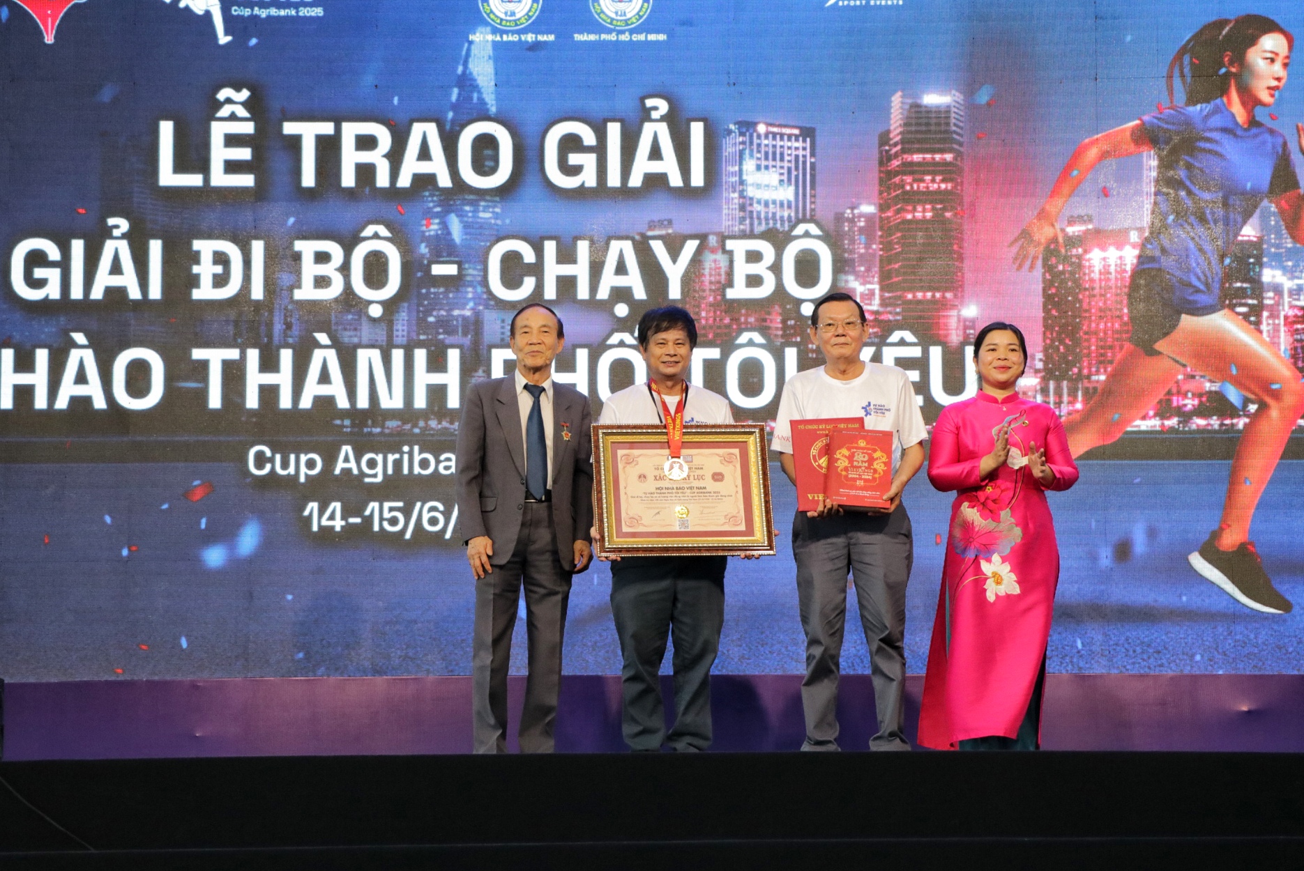 Giải chạy ở TP.HCM xác lập Kỷ lục Việt Nam: PV Báo Thanh Niên đạt giải nhất - Ảnh 5.