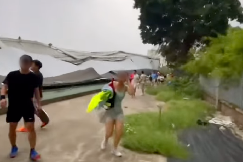 Buổi chơi pickleball bất ổn: Giông lốc thổi bay mái sân, nhiều người tháo chạy