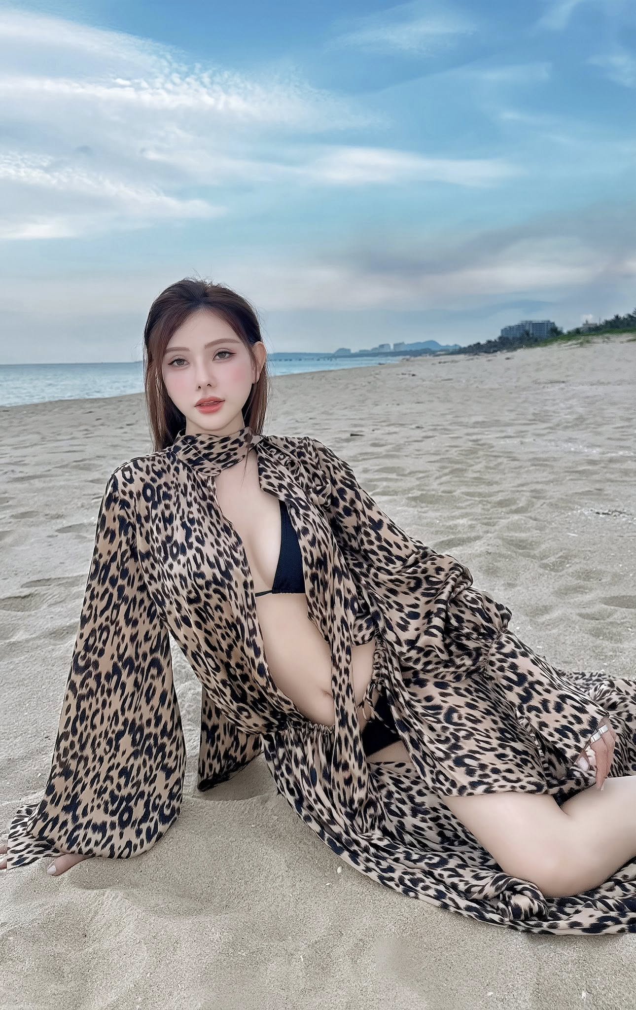 Diệp Lâm Anh và dàn mỹ nhân Việt diện bikini khoe dáng nóng bỏng - Ảnh 4.