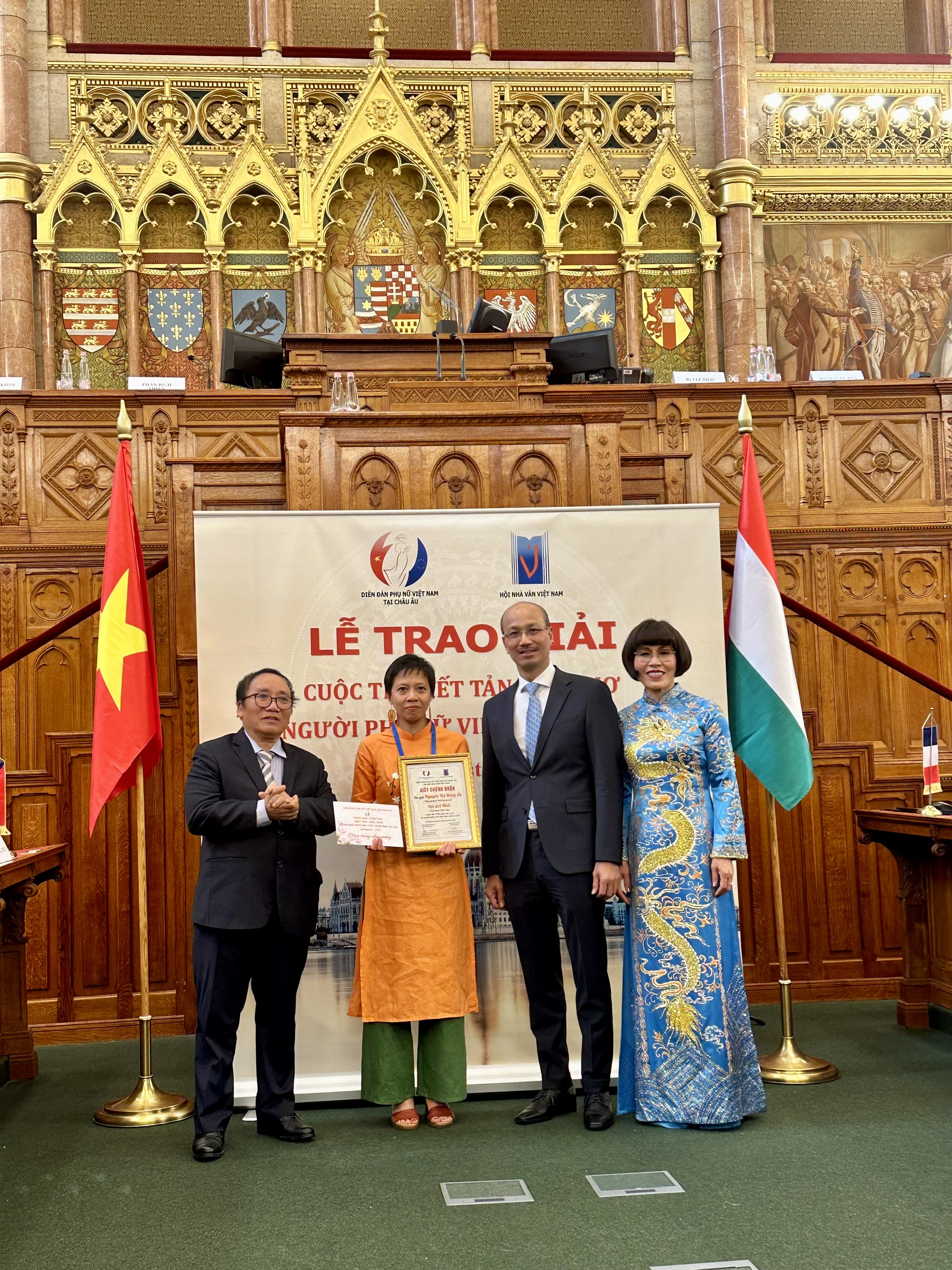 Yurt dışında yaşayan yüzlerce Vietnamlı kadının ruhlarını birleştirme yolculuğu - Fotoğraf 1. Hành trình kết nối tâm hồn của hàng trăm phụ nữ Việt xa xứ- Ảnh 1.