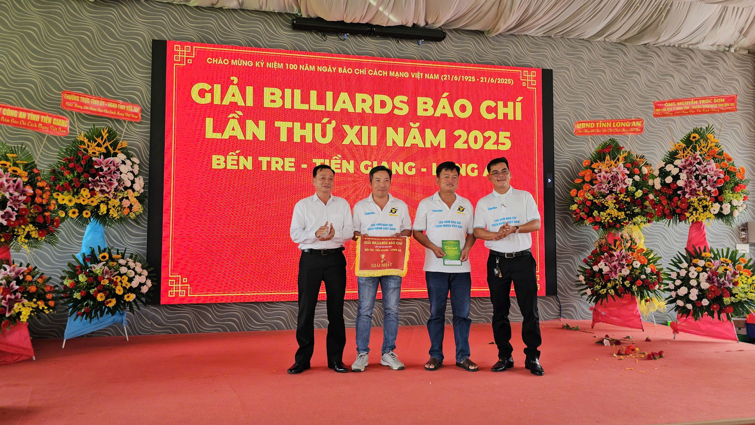 Mais de 50 jogadores participaram entusiasticamente do torneio de bilhar da imprensa em Ben Tre - Foto 1. Hơn 50 cơ thủ hào hứng tham gia giải billiards báo chí tại Bến Tre- Ảnh 1.