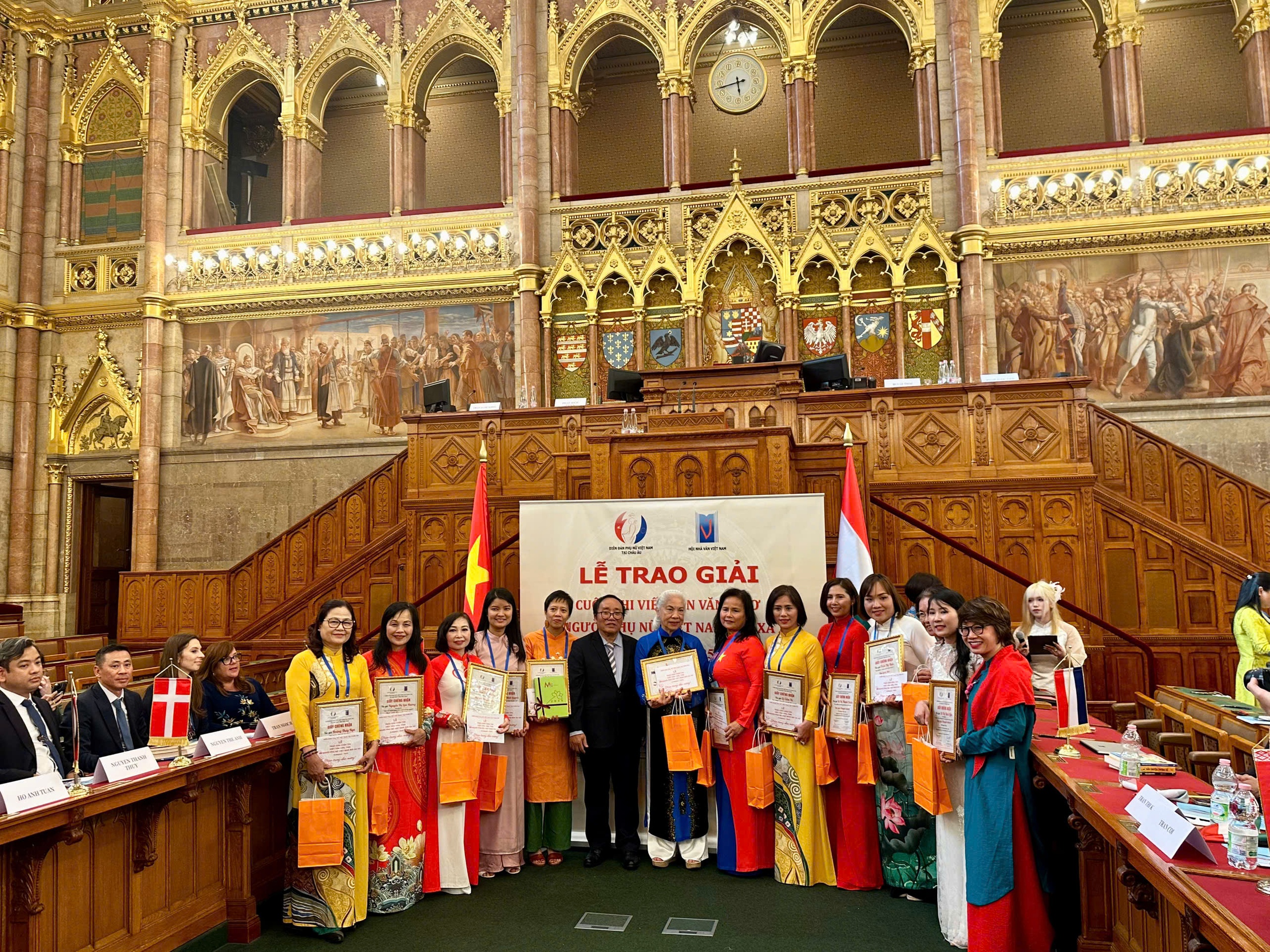 Yurt dışında yaşayan yüzlerce Vietnamlı kadının ruhlarını birleştirme yolculuğu - Fotoğraf 3. Hành trình kết nối tâm hồn của hàng trăm phụ nữ Việt xa xứ- Ảnh 3.